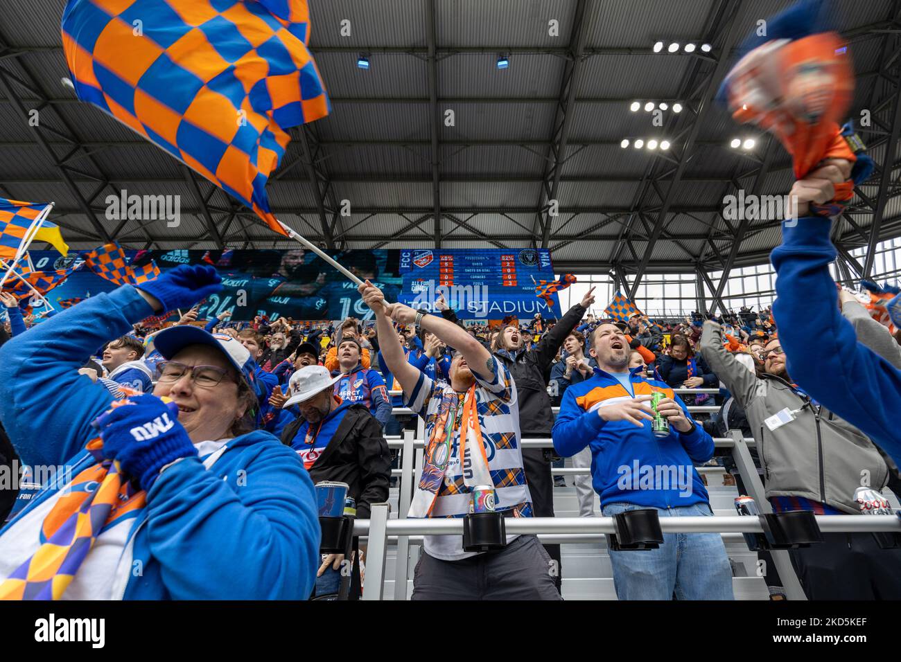 I fan si vedono celebrare un gol durante una partita di calcio della Major League tra il FC Cincinnati e l'Inter Miami al TQL Stadium di Cincinnati, Ohio. Sabato 19 marzo 2022. Il FC Cincinnati ha sconfitto l'Inter Miami FC 3-1. (Foto di Jason Whitman/NurPhoto) Foto Stock