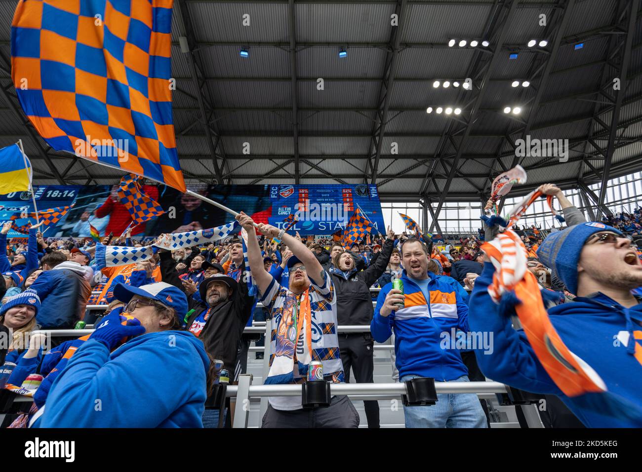 I fan si vedono celebrare un gol durante una partita di calcio della Major League tra il FC Cincinnati e l'Inter Miami al TQL Stadium di Cincinnati, Ohio. Sabato 19 marzo 2022. Il FC Cincinnati ha sconfitto l'Inter Miami FC 3-1. (Foto di Jason Whitman/NurPhoto) Foto Stock