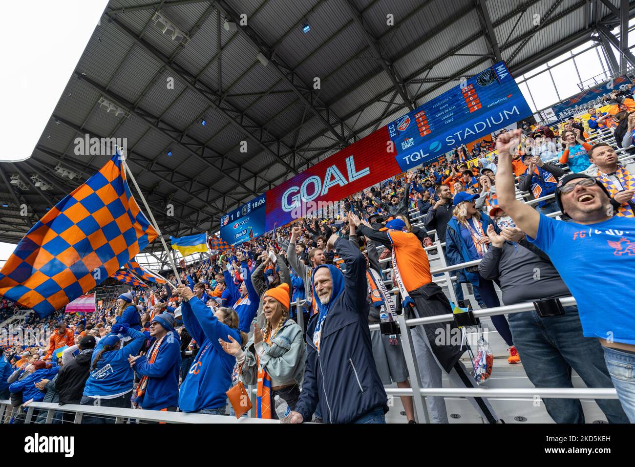 I fan si vedono celebrare un gol durante una partita di calcio della Major League tra il FC Cincinnati e l'Inter Miami al TQL Stadium di Cincinnati, Ohio. Sabato 19 marzo 2022. Il FC Cincinnati ha sconfitto l'Inter Miami FC 3-1. (Foto di Jason Whitman/NurPhoto) Foto Stock
