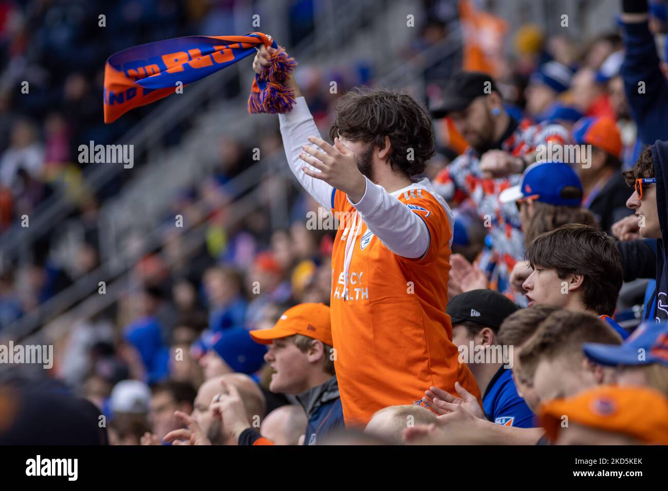 I fan si vedono celebrare un gol durante una partita di calcio della Major League tra il FC Cincinnati e l'Inter Miami al TQL Stadium di Cincinnati, Ohio. Sabato 19 marzo 2022. Il FC Cincinnati ha sconfitto l'Inter Miami FC 3-1. (Foto di Jason Whitman/NurPhoto) Foto Stock