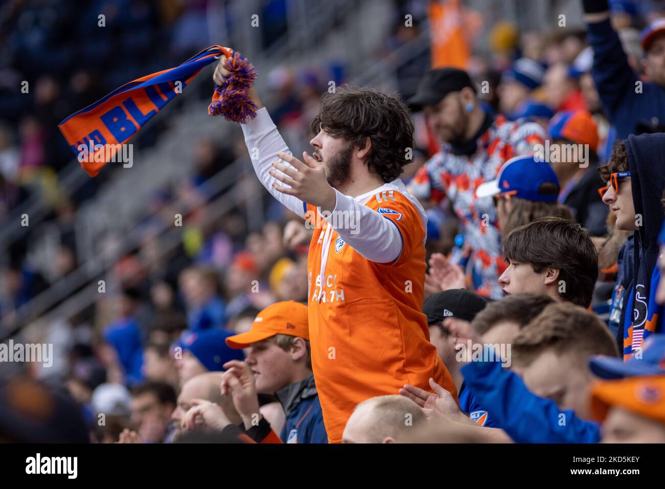 I fan si vedono celebrare un gol durante una partita di calcio della Major League tra il FC Cincinnati e l'Inter Miami al TQL Stadium di Cincinnati, Ohio. Sabato 19 marzo 2022. Il FC Cincinnati ha sconfitto l'Inter Miami FC 3-1. (Foto di Jason Whitman/NurPhoto) Foto Stock