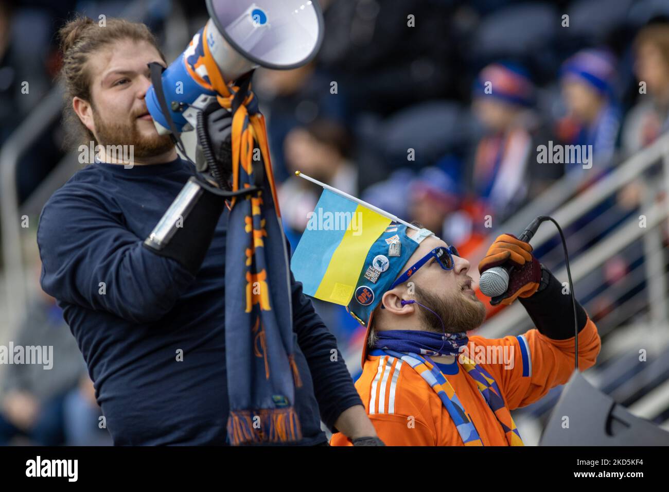 I fan si vedono celebrare un gol durante una partita di calcio della Major League tra il FC Cincinnati e l'Inter Miami al TQL Stadium di Cincinnati, Ohio. Sabato 19 marzo 2022. Il FC Cincinnati ha sconfitto l'Inter Miami FC 3-1. (Foto di Jason Whitman/NurPhoto) Foto Stock