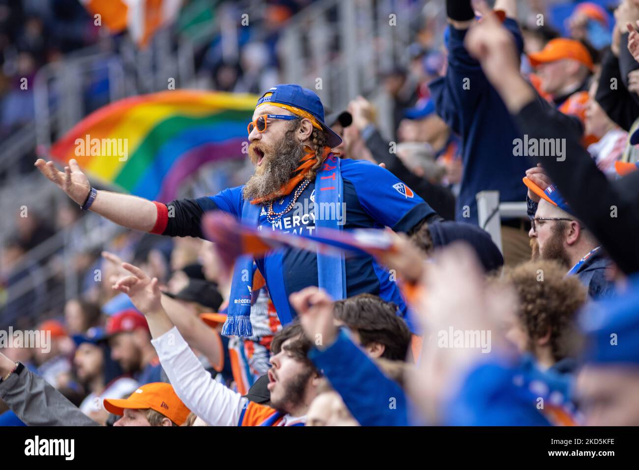 I fan si vedono celebrare un gol durante una partita di calcio della Major League tra il FC Cincinnati e l'Inter Miami al TQL Stadium di Cincinnati, Ohio. Sabato 19 marzo 2022. Il FC Cincinnati ha sconfitto l'Inter Miami FC 3-1. (Foto di Jason Whitman/NurPhoto) Foto Stock