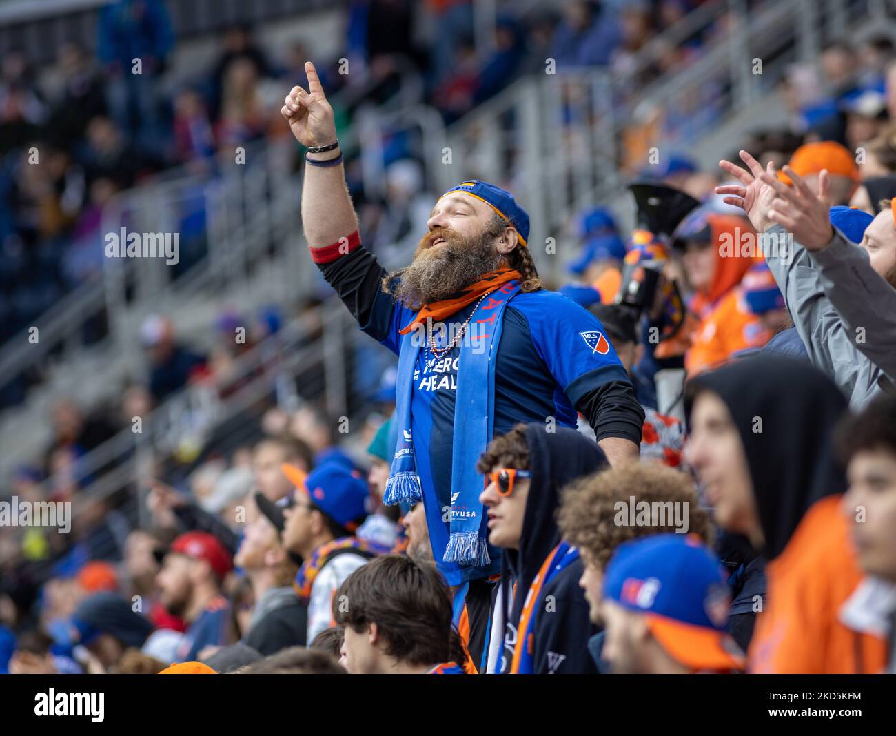 I fan si vedono celebrare un gol durante una partita di calcio della Major League tra il FC Cincinnati e l'Inter Miami al TQL Stadium di Cincinnati, Ohio. Sabato 19 marzo 2022. Il FC Cincinnati ha sconfitto l'Inter Miami FC 3-1. (Foto di Jason Whitman/NurPhoto) Foto Stock