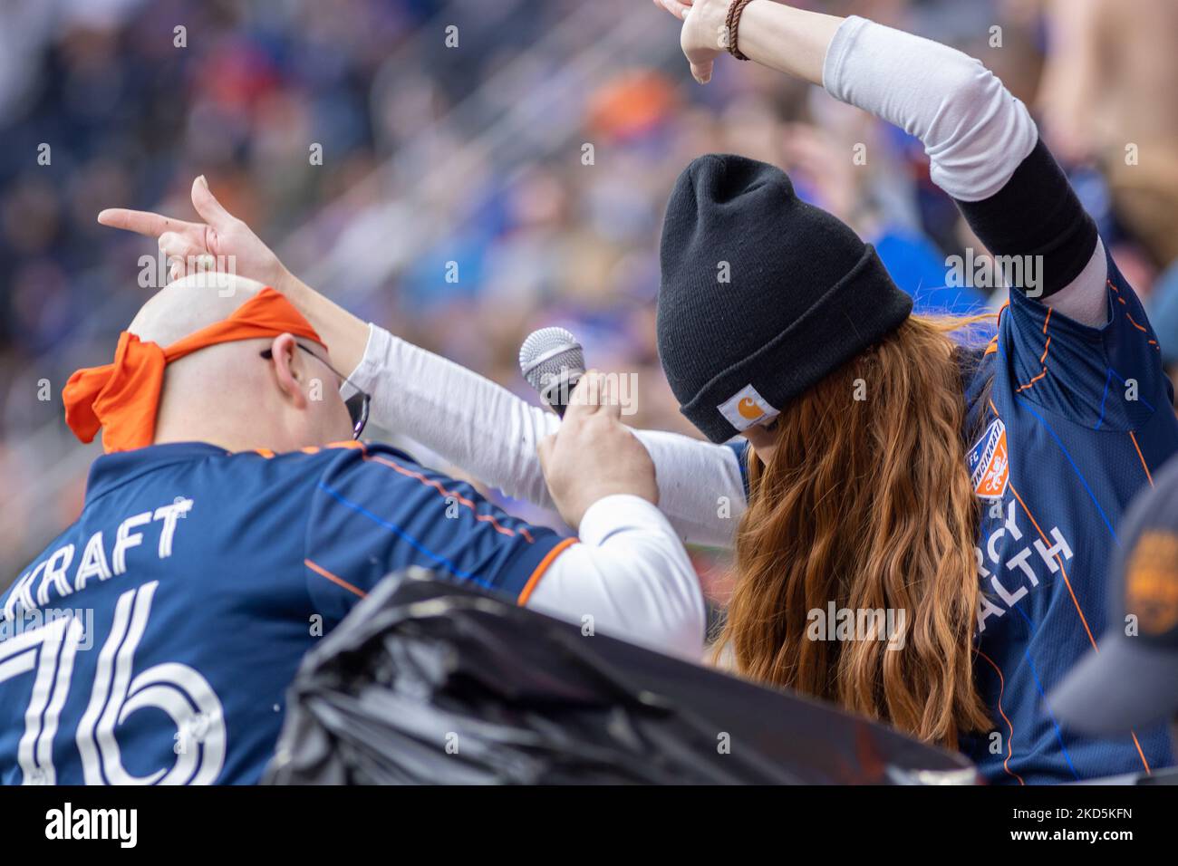 I fan si vedono celebrare un gol durante una partita di calcio della Major League tra il FC Cincinnati e l'Inter Miami al TQL Stadium di Cincinnati, Ohio. Sabato 19 marzo 2022. Il FC Cincinnati ha sconfitto l'Inter Miami FC 3-1. (Foto di Jason Whitman/NurPhoto) Foto Stock