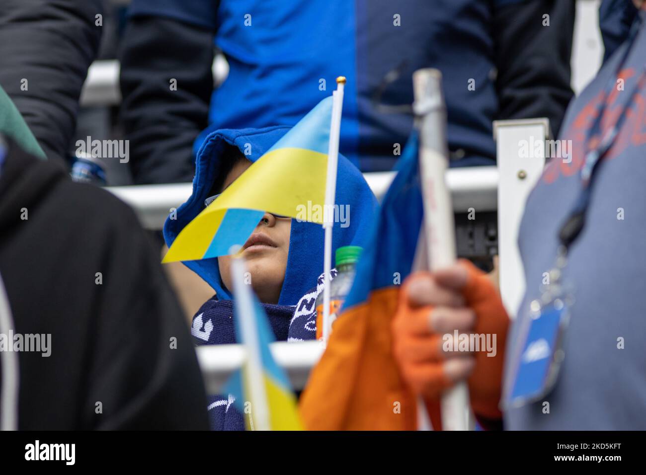 Una bandiera Ukraniana è vista durante una partita di calcio della Major League tra il FC Cincinnati e l'Inter Miami al TQL Stadium di Cincinnati, Ohio. Sabato 19 marzo 2022. Il FC Cincinnati ha sconfitto l'Inter Miami FC 3-1. (Foto di Jason Whitman/NurPhoto) Foto Stock