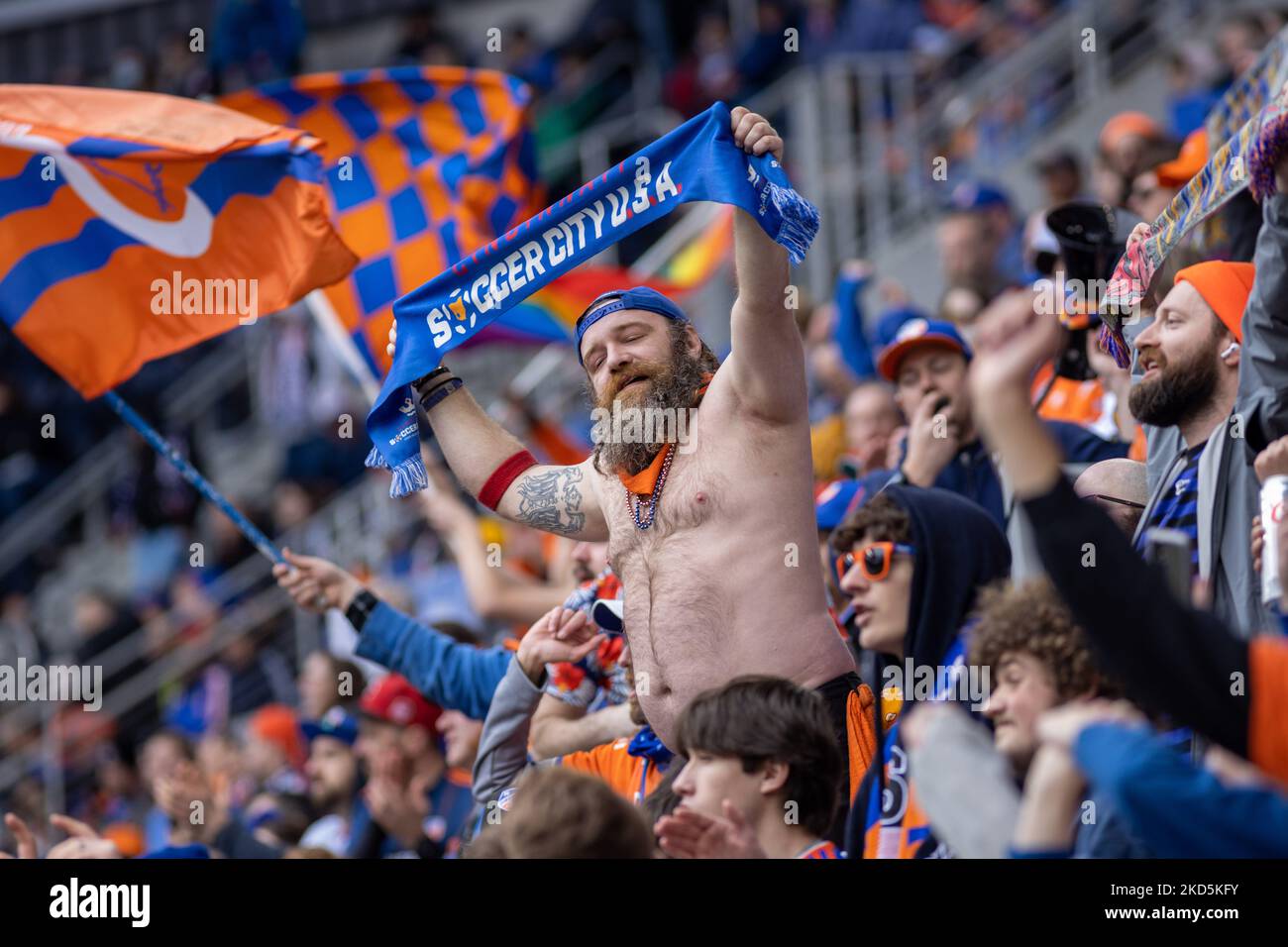 I fan si vedono celebrare un gol durante una partita di calcio della Major League tra il FC Cincinnati e l'Inter Miami al TQL Stadium di Cincinnati, Ohio. Sabato 19 marzo 2022. Il FC Cincinnati ha sconfitto l'Inter Miami FC 3-1. (Foto di Jason Whitman/NurPhoto) Foto Stock