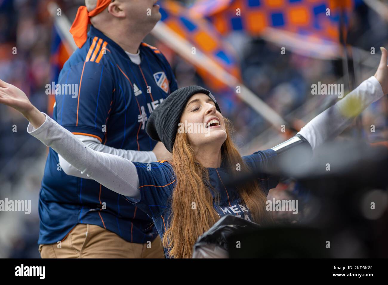I fan si vedono celebrare un gol durante una partita di calcio della Major League tra il FC Cincinnati e l'Inter Miami al TQL Stadium di Cincinnati, Ohio. Sabato 19 marzo 2022. Il FC Cincinnati ha sconfitto l'Inter Miami FC 3-1. (Foto di Jason Whitman/NurPhoto) Foto Stock