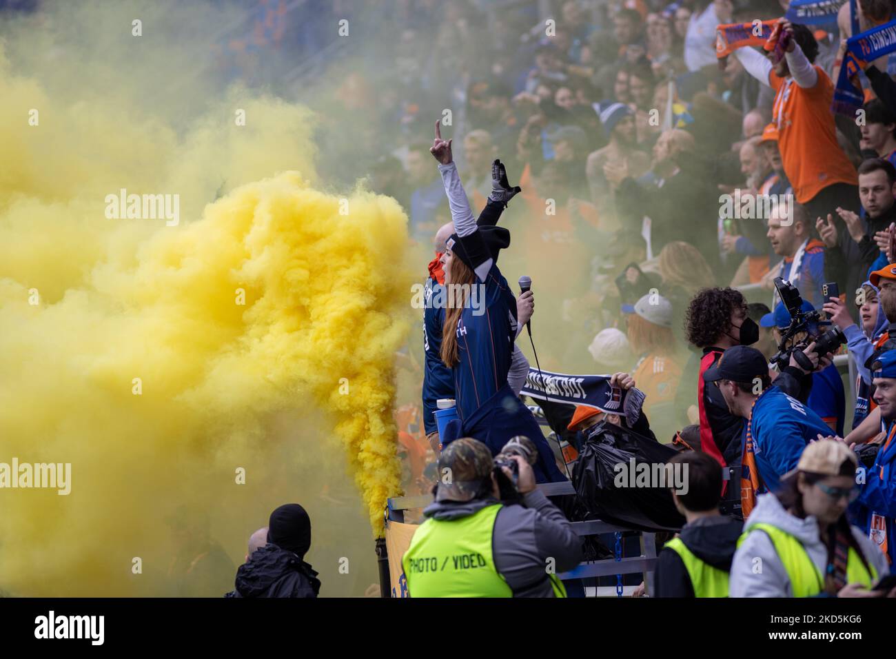 I fan si vedono celebrare un gol durante una partita di calcio della Major League tra il FC Cincinnati e l'Inter Miami al TQL Stadium di Cincinnati, Ohio. Sabato 19 marzo 2022. Il FC Cincinnati ha sconfitto l'Inter Miami FC 3-1. (Foto di Jason Whitman/NurPhoto) Foto Stock