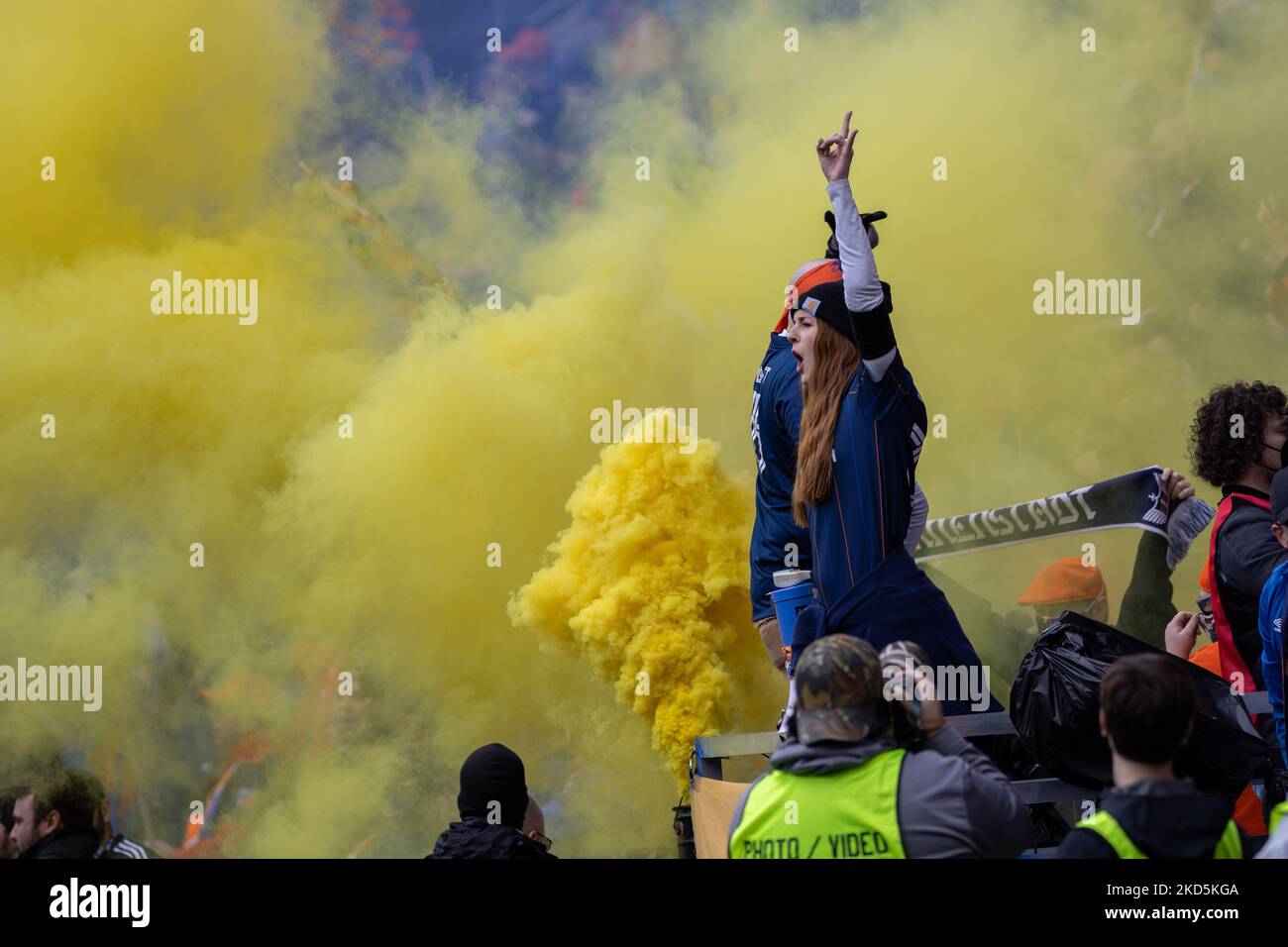 I fan si vedono celebrare un gol durante una partita di calcio della Major League tra il FC Cincinnati e l'Inter Miami al TQL Stadium di Cincinnati, Ohio. Sabato 19 marzo 2022. Il FC Cincinnati ha sconfitto l'Inter Miami FC 3-1. (Foto di Jason Whitman/NurPhoto) Foto Stock