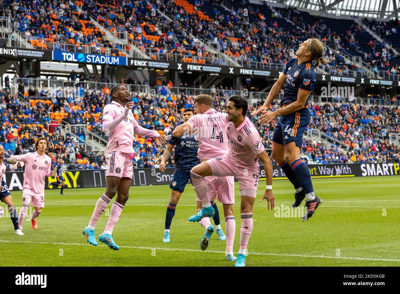 I giocatori sono visti tentare di dirigere la palla durante una partita di calcio della Major League tra il FC Cincinnati e l'Inter Miami al TQL Stadium di Cincinnati, Ohio. Sabato 19 marzo 2022. Il FC Cincinnati ha sconfitto l'Inter Miami FC 3-1. (Foto di Jason Whitman/NurPhoto) Foto Stock