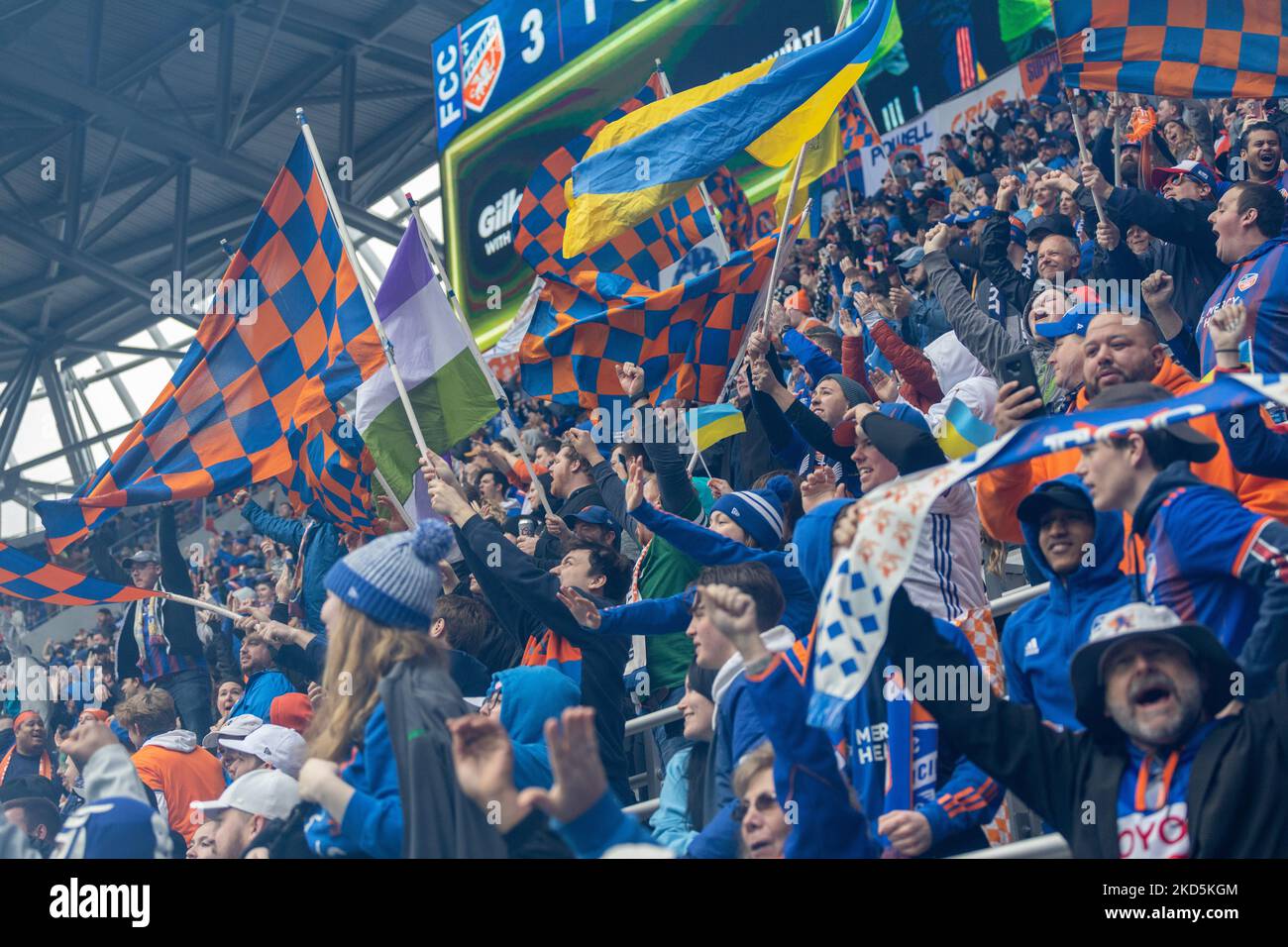 Una bandiera Ukraniana è vista durante una partita di calcio della Major League tra il FC Cincinnati e l'Inter Miami al TQL Stadium di Cincinnati, Ohio. Sabato 19 marzo 2022. Il FC Cincinnati ha sconfitto l'Inter Miami FC 3-1. (Foto di Jason Whitman/NurPhoto) Foto Stock