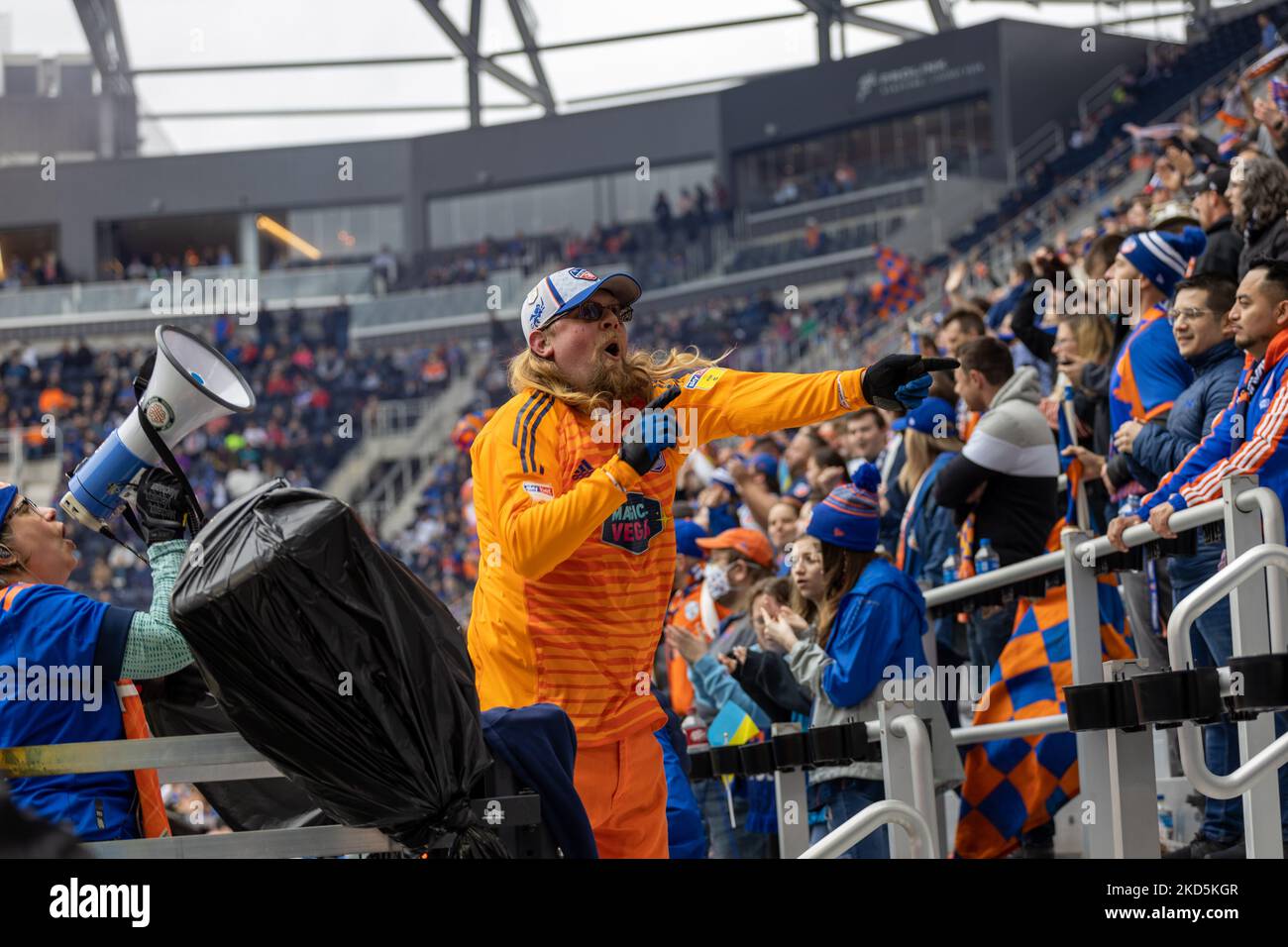 I fan si vedono celebrare un gol durante una partita di calcio della Major League tra il FC Cincinnati e l'Inter Miami al TQL Stadium di Cincinnati, Ohio. Sabato 19 marzo 2022. Il FC Cincinnati ha sconfitto l'Inter Miami FC 3-1. (Foto di Jason Whitman/NurPhoto) Foto Stock