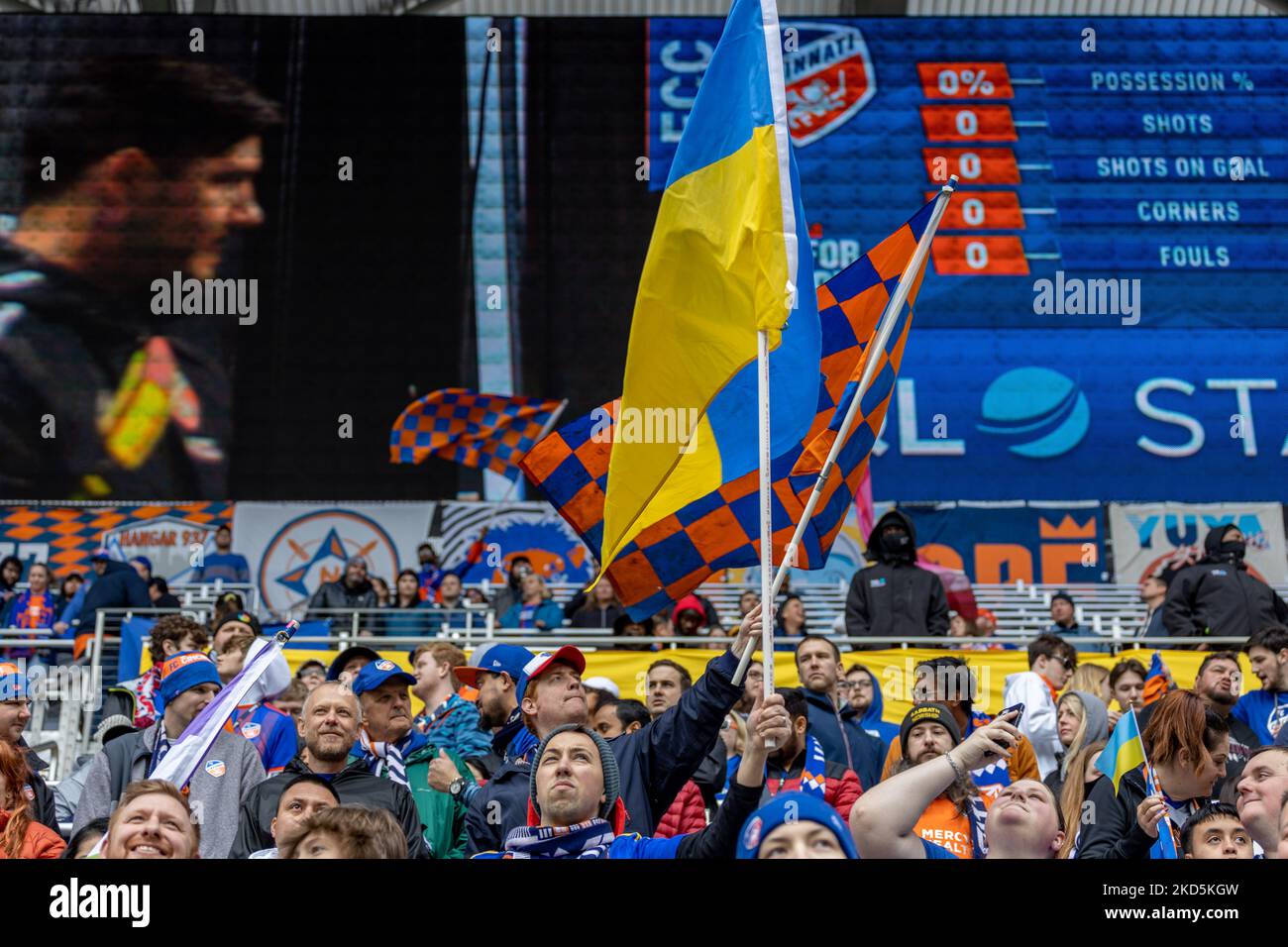 Una bandiera Ukraniana è vista durante una partita di calcio della Major League tra il FC Cincinnati e l'Inter Miami al TQL Stadium di Cincinnati, Ohio. Sabato 19 marzo 2022. Il FC Cincinnati ha sconfitto l'Inter Miami FC 3-1. (Foto di Jason Whitman/NurPhoto) Foto Stock