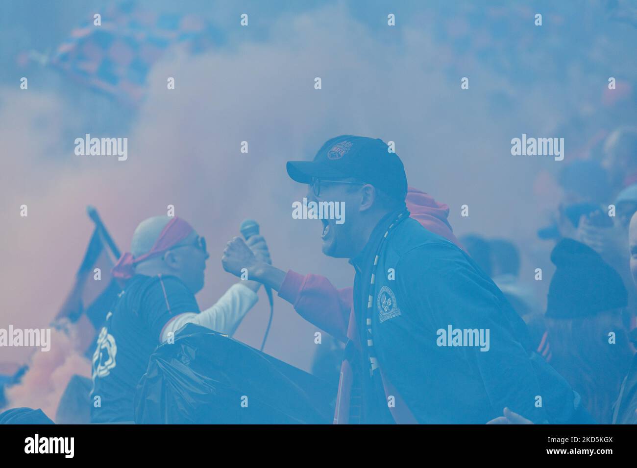 I fan si vedono celebrare un gol durante una partita di calcio della Major League tra il FC Cincinnati e l'Inter Miami al TQL Stadium di Cincinnati, Ohio. Sabato 19 marzo 2022. Il FC Cincinnati ha sconfitto l'Inter Miami FC 3-1. (Foto di Jason Whitman/NurPhoto) Foto Stock