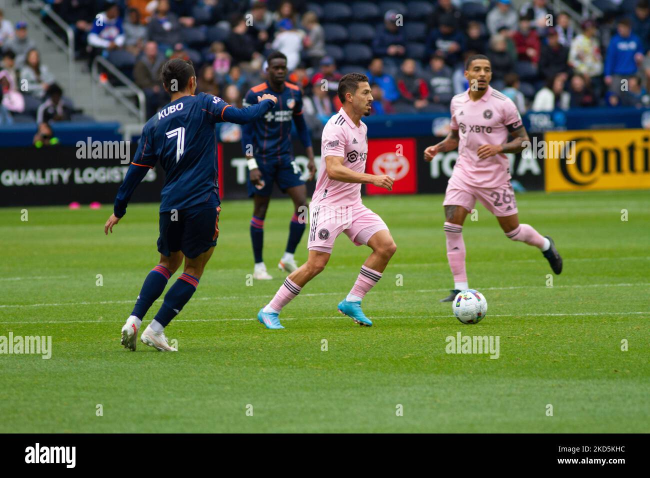I giocatori gareggiano per la palla durante una partita di calcio della Major League tra il FC Cincinnati e l'Inter Miami al TQL Stadium di Cincinnati, Ohio. Sabato 19 marzo 2022. Il FC Cincinnati ha sconfitto l'Inter Miami FC 3-1. (Foto di Jason Whitman/NurPhoto) Foto Stock
