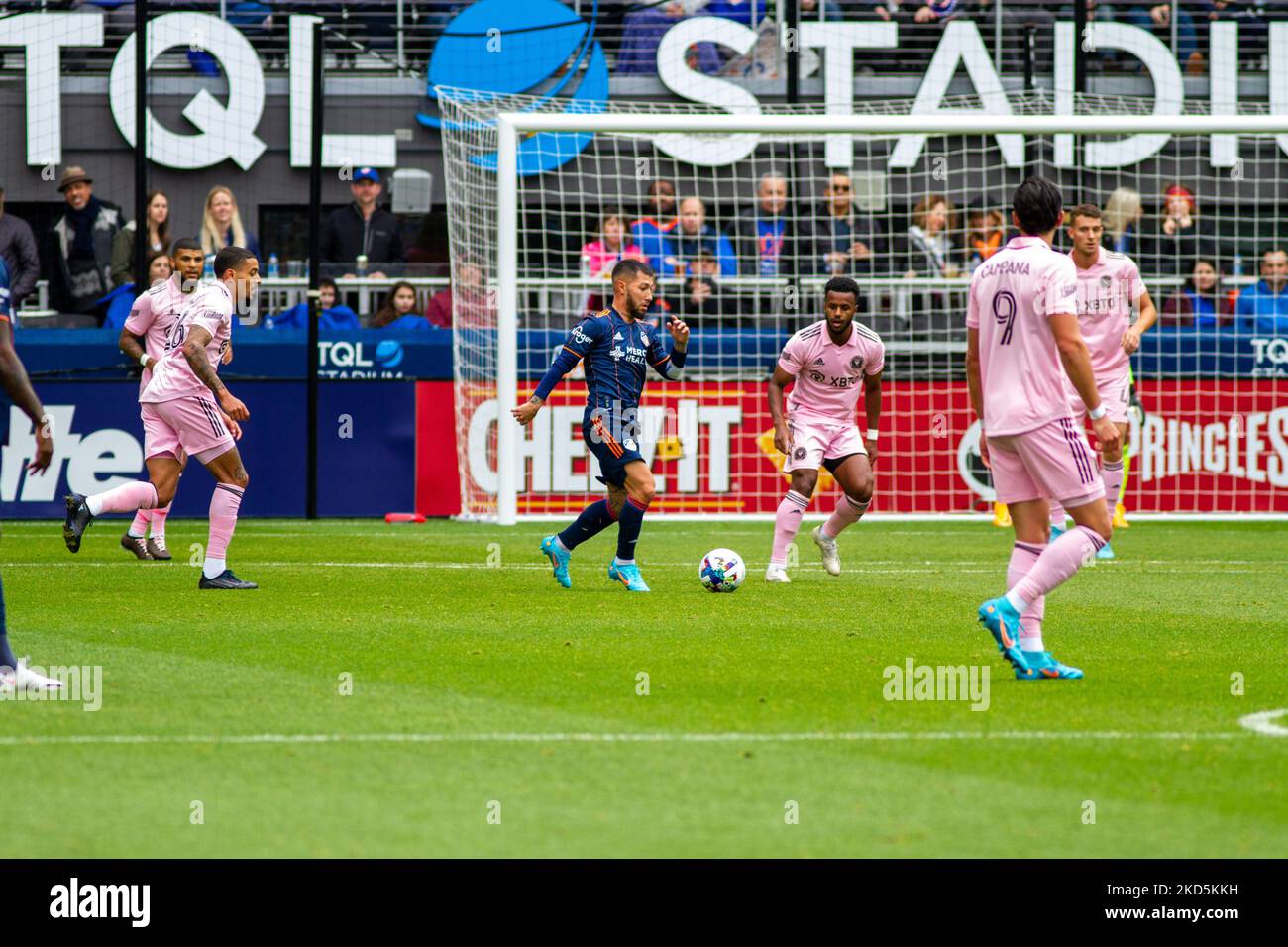 I giocatori sono visti competere per la palla durante una partita di calcio della Major League tra il FC Cincinnati e l'Inter Miami al TQL Stadium di Cincinnati, Ohio. Sabato 19 marzo 2022. Il FC Cincinnati ha sconfitto l'Inter Miami FC 3-1. (Foto di Jason Whitman/NurPhoto) Foto Stock