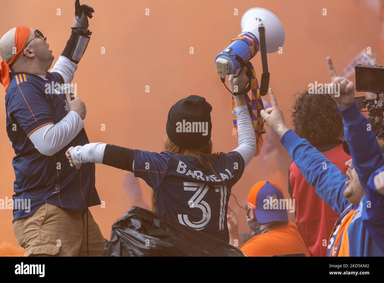 I fan si vedono celebrare un gol durante una partita di calcio della Major League tra il FC Cincinnati e l'Inter Miami al TQL Stadium di Cincinnati, Ohio. Sabato 19 marzo 2022. Il FC Cincinnati ha sconfitto l'Inter Miami FC 3-1. (Foto di Jason Whitman/NurPhoto) Foto Stock