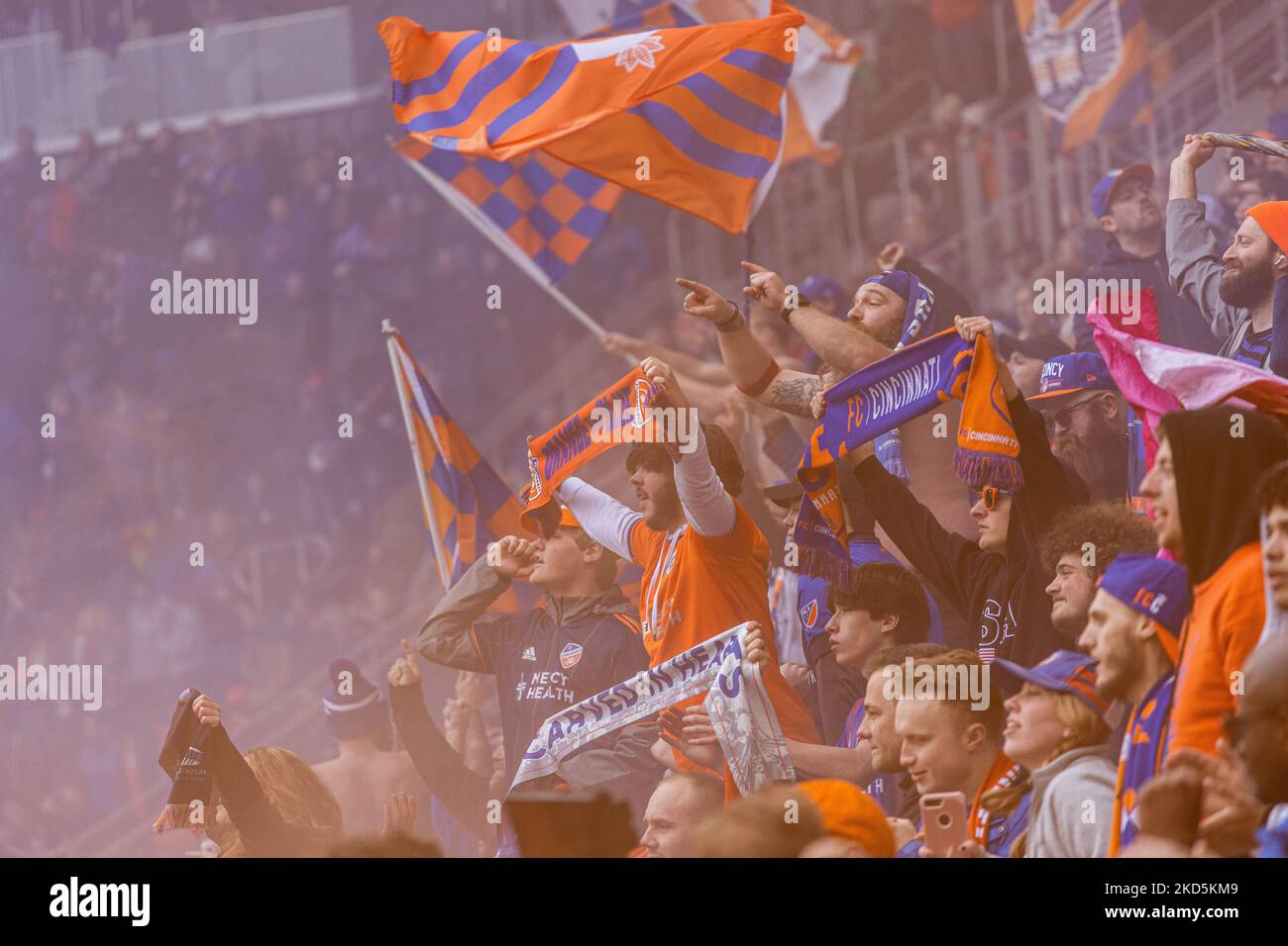 I fan si vedono celebrare un gol durante una partita di calcio della Major League tra il FC Cincinnati e l'Inter Miami al TQL Stadium di Cincinnati, Ohio. Sabato 19 marzo 2022. Il FC Cincinnati ha sconfitto l'Inter Miami FC 3-1. (Foto di Jason Whitman/NurPhoto) Foto Stock