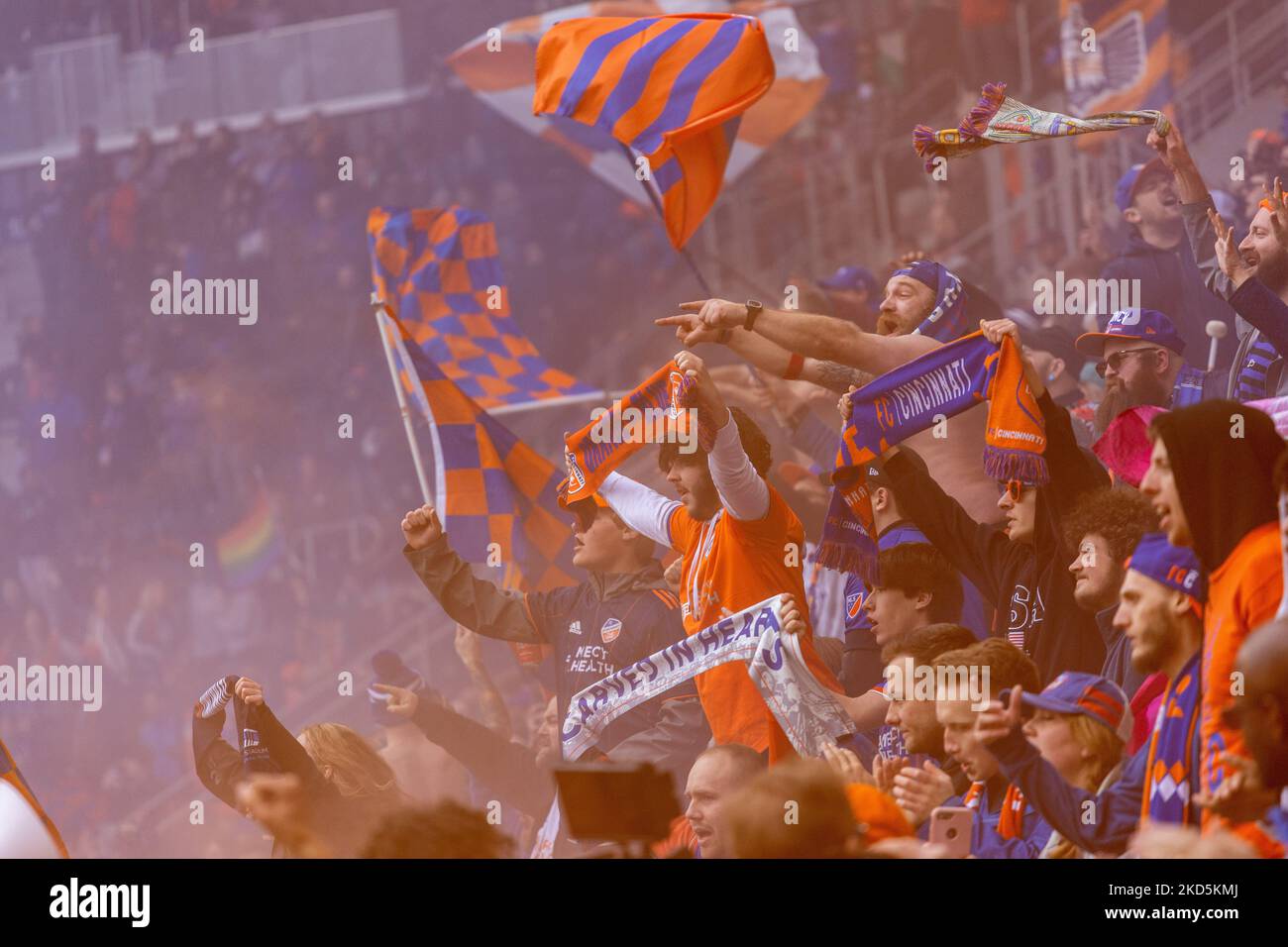 I fan si vedono celebrare un gol durante una partita di calcio della Major League tra il FC Cincinnati e l'Inter Miami al TQL Stadium di Cincinnati, Ohio. Sabato 19 marzo 2022. Il FC Cincinnati ha sconfitto l'Inter Miami FC 3-1. (Foto di Jason Whitman/NurPhoto) Foto Stock