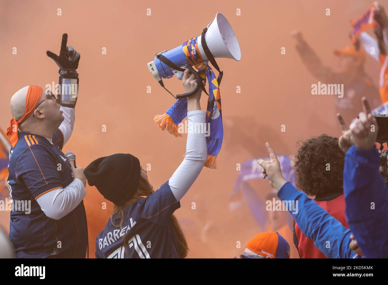 I fan si vedono celebrare un gol durante una partita di calcio della Major League tra il FC Cincinnati e l'Inter Miami al TQL Stadium di Cincinnati, Ohio. Sabato 19 marzo 2022. Il FC Cincinnati ha sconfitto l'Inter Miami FC 3-1. (Foto di Jason Whitman/NurPhoto) Foto Stock