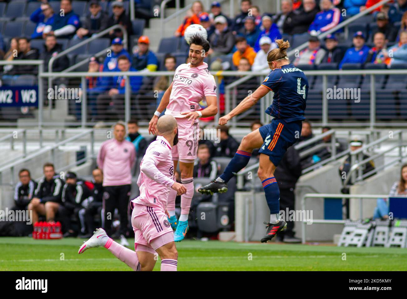 I giocatori si sfidano per dirigere la palla durante una partita di calcio della Major League tra il FC Cincinnati e l'Inter Miami al TQL Stadium di Cincinnati, Ohio. Sabato 19 marzo 2022. Il FC Cincinnati ha sconfitto l'Inter Miami FC 3-1. (Foto di Jason Whitman/NurPhoto) Foto Stock