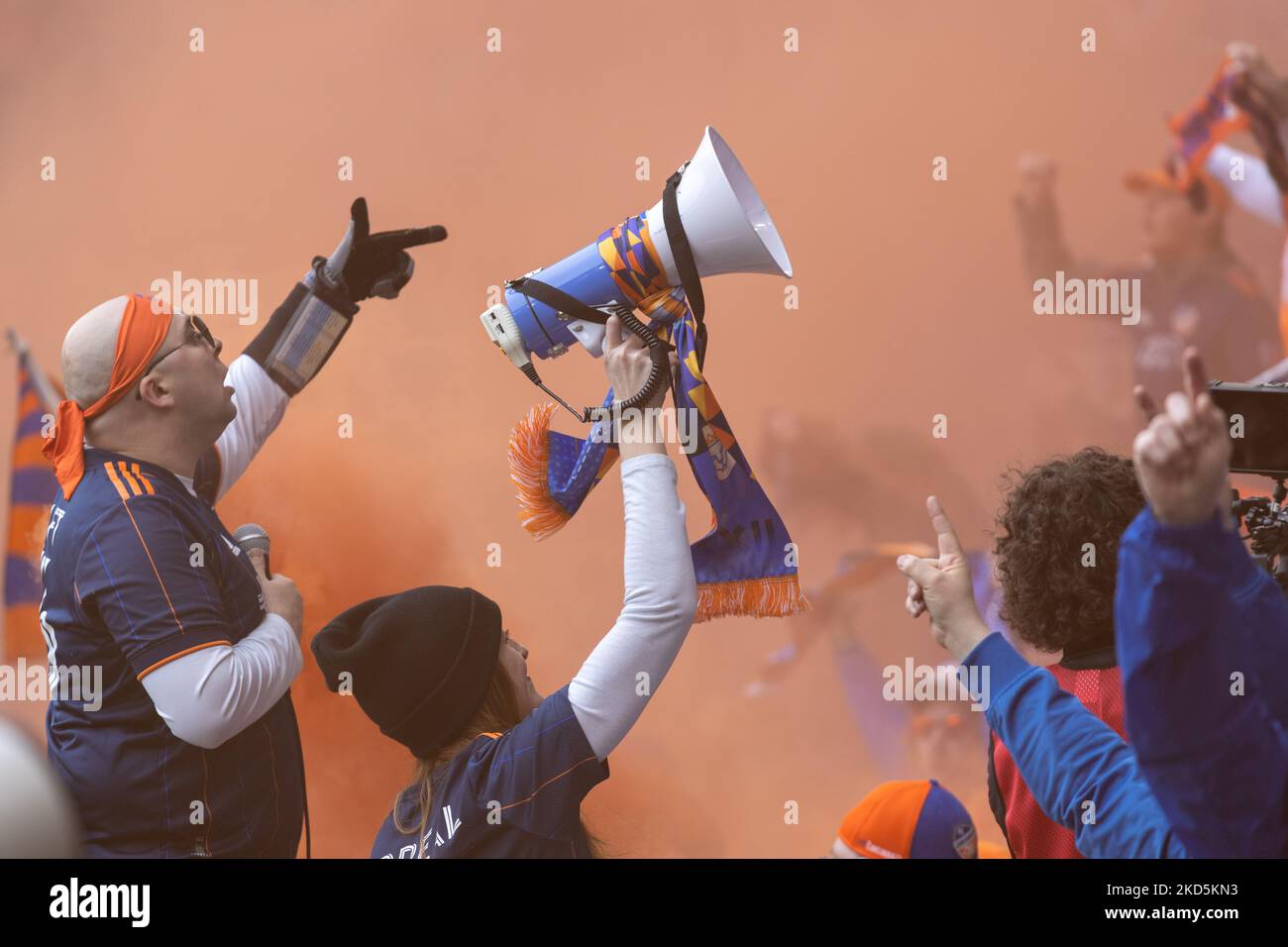 I fan si vedono celebrare un gol durante una partita di calcio della Major League tra il FC Cincinnati e l'Inter Miami al TQL Stadium di Cincinnati, Ohio. Sabato 19 marzo 2022. Il FC Cincinnati ha sconfitto l'Inter Miami FC 3-1. (Foto di Jason Whitman/NurPhoto) Foto Stock