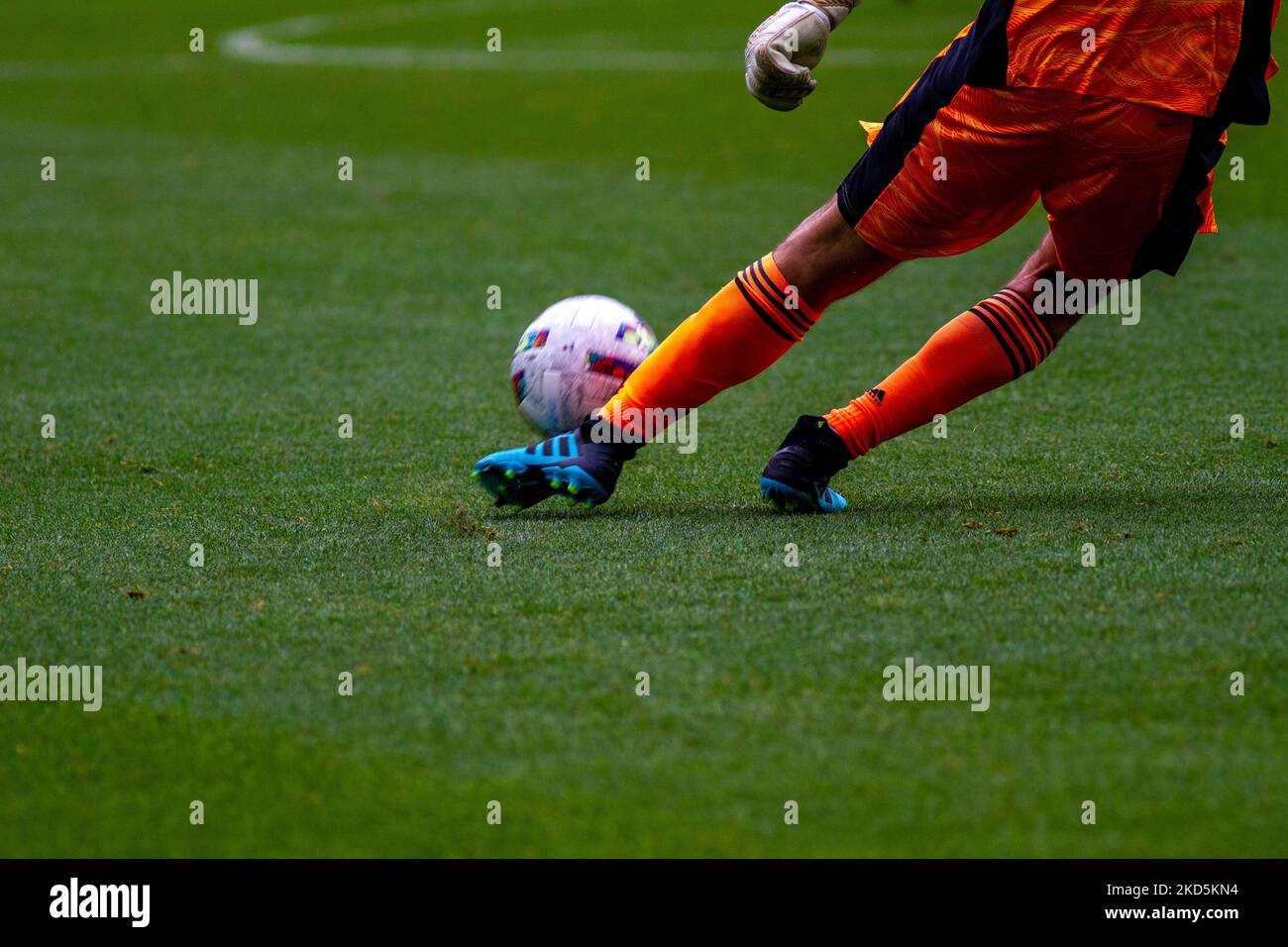 Il portiere del FC Cincinnati calcia la palla durante una partita di calcio della Major League tra il FC Cincinnati e l'Inter Miami al TQL Stadium di Cincinnati, Ohio. Sabato 19 marzo 2022. Il FC Cincinnati ha sconfitto l'Inter Miami FC 3-1. (Foto di Jason Whitman/NurPhoto) Foto Stock