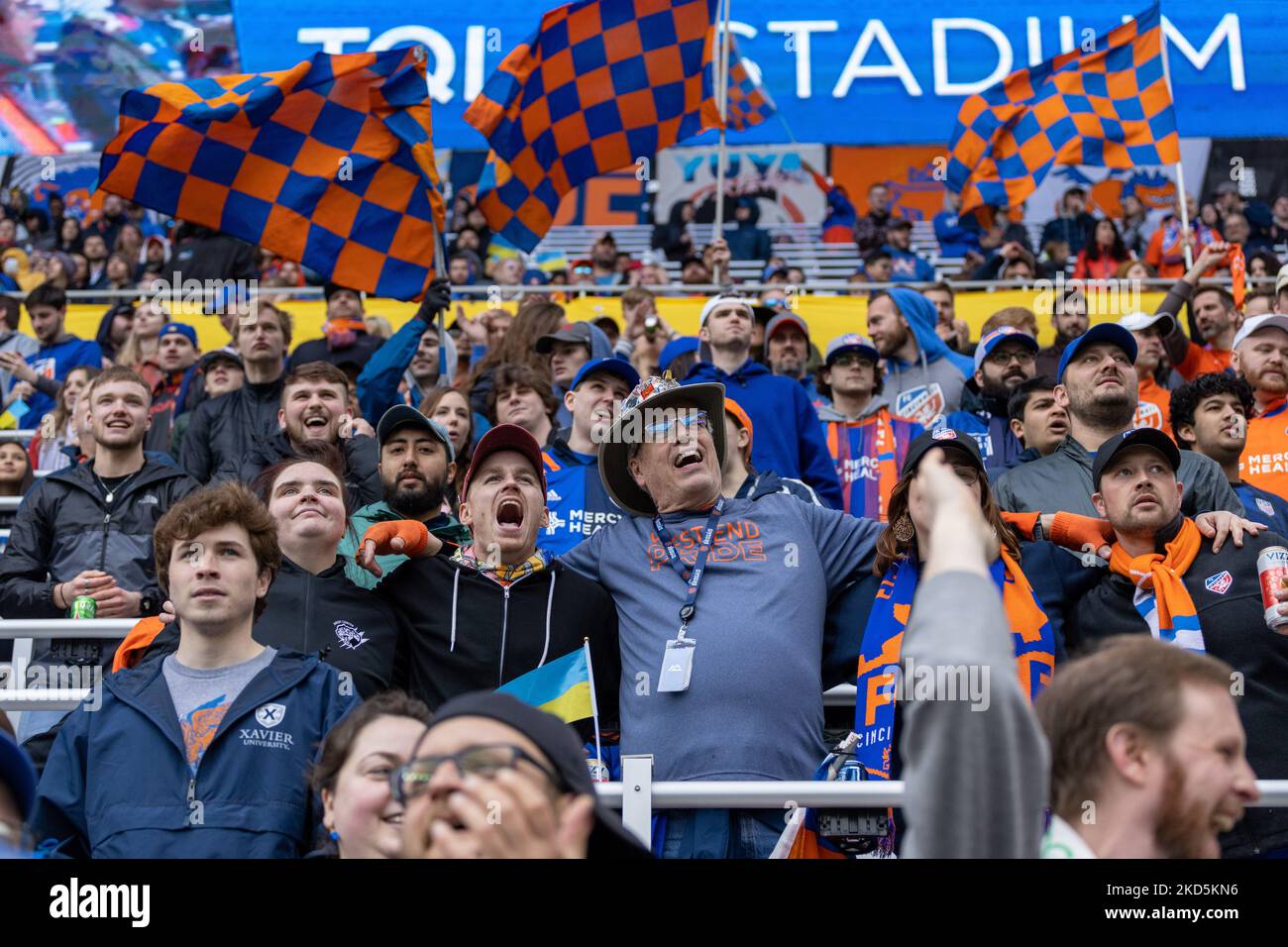 I fan si vedono celebrare un gol durante una partita di calcio della Major League tra il FC Cincinnati e l'Inter Miami al TQL Stadium di Cincinnati, Ohio. Sabato 19 marzo 2022. Il FC Cincinnati ha sconfitto l'Inter Miami FC 3-1. (Foto di Jason Whitman/NurPhoto) Foto Stock
