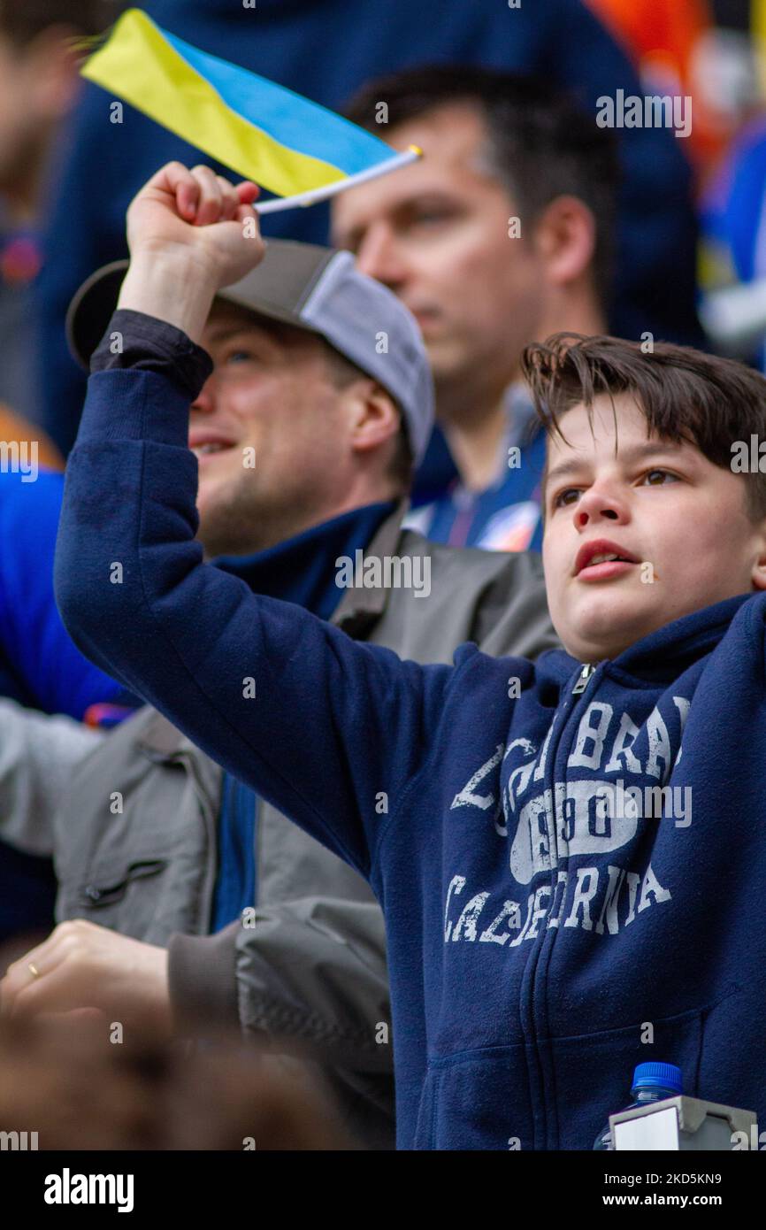 Una bandiera Ukraniana è vista durante una partita di calcio della Major League tra il FC Cincinnati e l'Inter Miami al TQL Stadium di Cincinnati, Ohio. Sabato 19 marzo 2022. Il FC Cincinnati ha sconfitto l'Inter Miami FC 3-1. (Foto di Jason Whitman/NurPhoto) Foto Stock