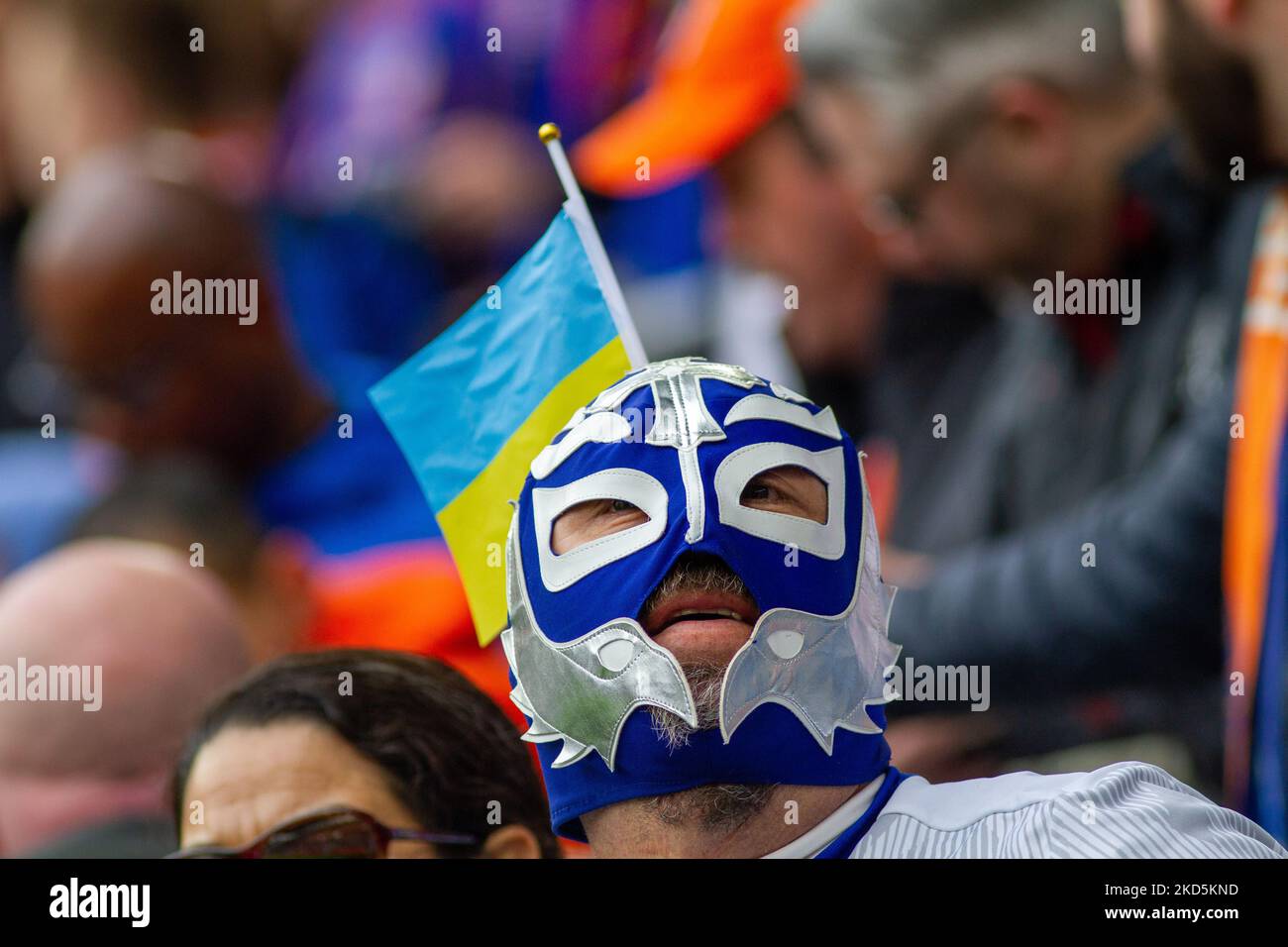 Una bandiera Ukraniana è vista durante una partita di calcio della Major League tra il FC Cincinnati e l'Inter Miami al TQL Stadium di Cincinnati, Ohio. Sabato 19 marzo 2022. Il FC Cincinnati ha sconfitto l'Inter Miami FC 3-1. (Foto di Jason Whitman/NurPhoto) Foto Stock