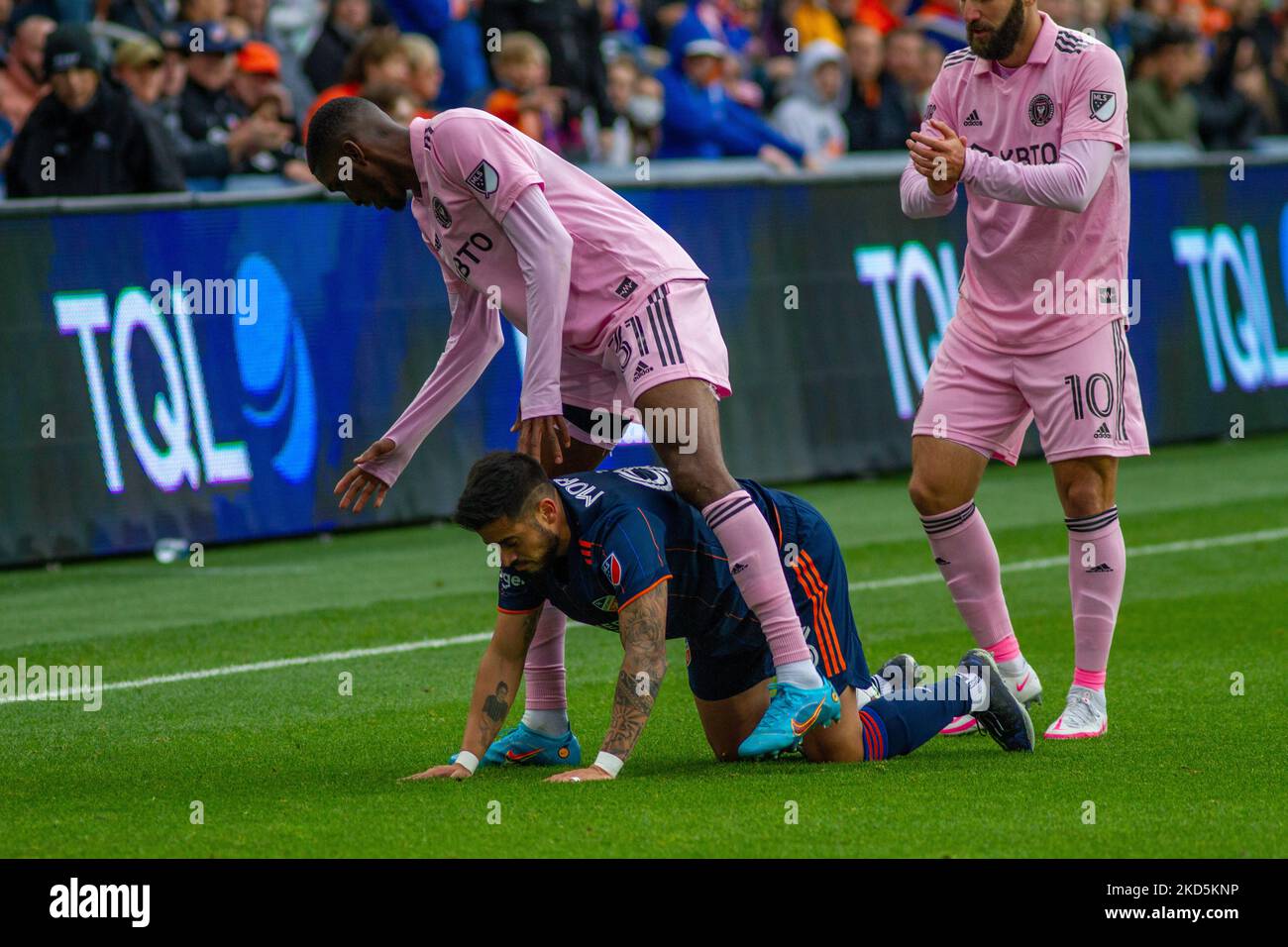 I giocatori vengono coinvolti durante una partita di calcio della Major League tra il FC Cincinnati e l'Inter Miami al TQL Stadium di Cincinnati, Ohio. Sabato 19 marzo 2022. Il FC Cincinnati ha sconfitto l'Inter Miami FC 3-1. (Foto di Jason Whitman/NurPhoto) Foto Stock
