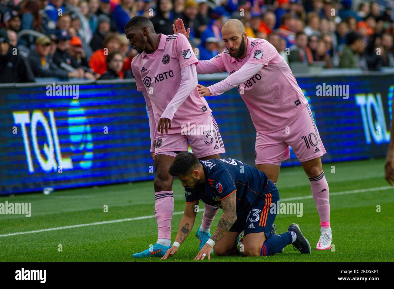 I giocatori vengono coinvolti durante una partita di calcio della Major League tra il FC Cincinnati e l'Inter Miami al TQL Stadium di Cincinnati, Ohio. Sabato 19 marzo 2022. Il FC Cincinnati ha sconfitto l'Inter Miami FC 3-1. (Foto di Jason Whitman/NurPhoto) Foto Stock