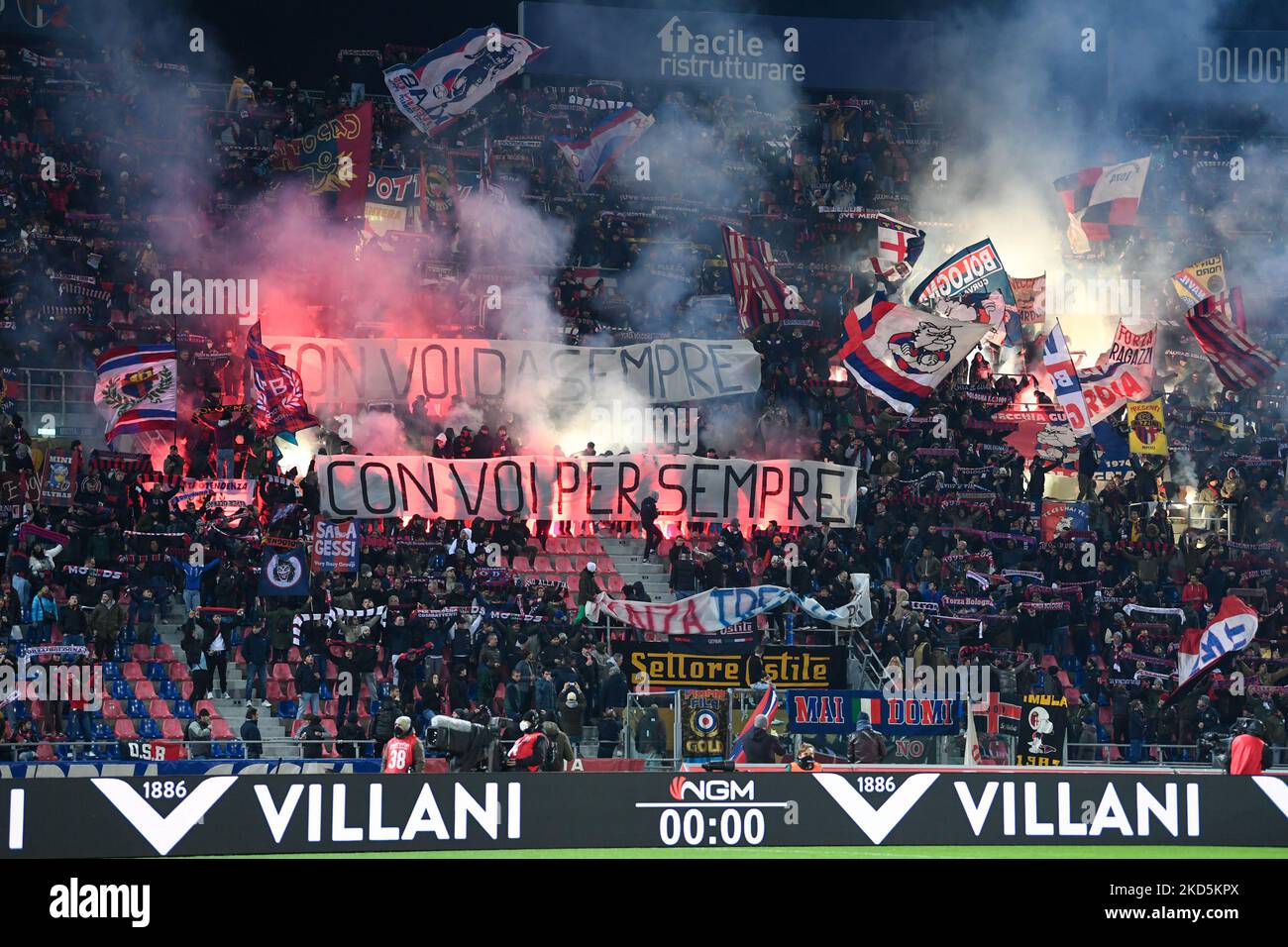 Tifosi del Bologna FC durante la serie di calcio italiana A match Bologna FC vs Atalanta BC il 20 marzo 2022 allo stadio Renato Dall'Ara di Bologna (Photo by Alessio Marini/LiveMedia/NurPhoto) Foto Stock