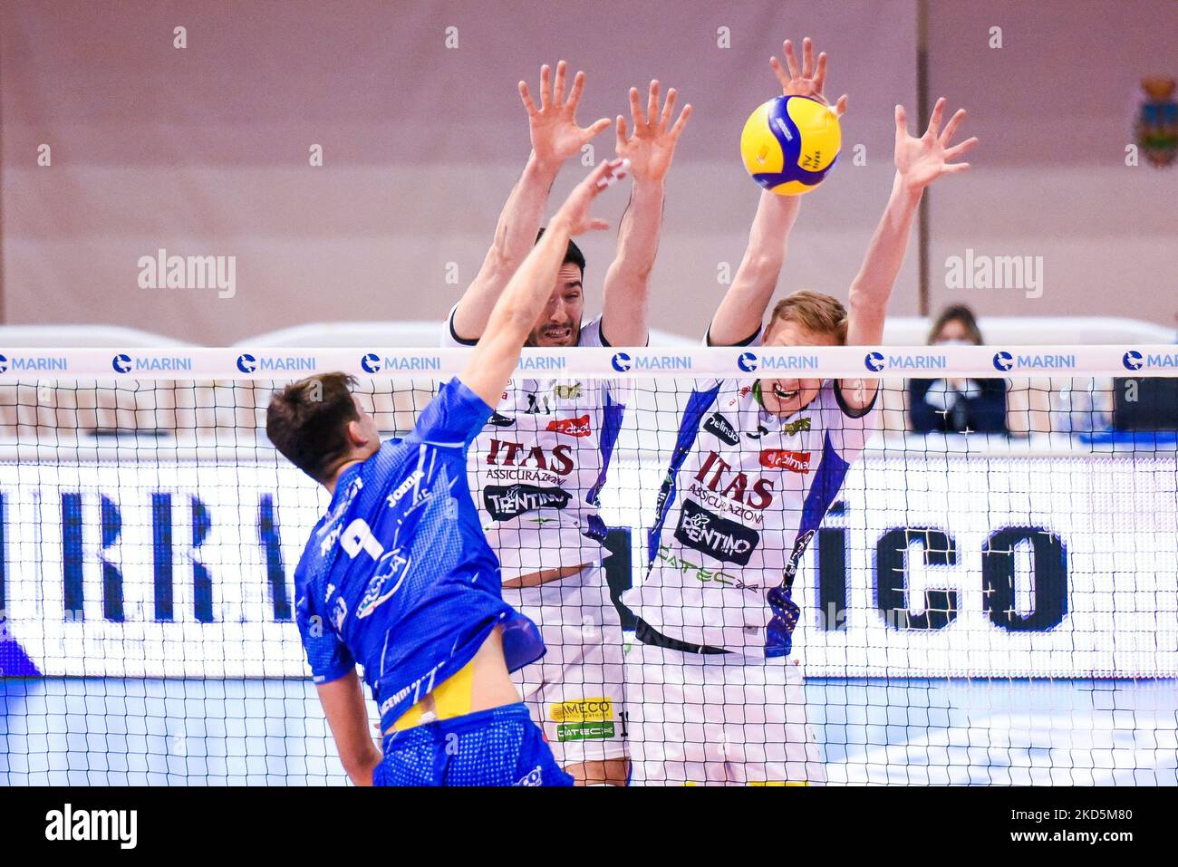 Attacco, Tommaso Rinaldi (Top Volley Cisterna) durante il Volley Campionato Italiano Serie A Men Superleague Top Volley Cisterna vs ITAS Trentino il 20 marzo 2022 al Palasport di Latina (Foto di Bianca Simonetti/LiveMedia/NurPhoto) Foto Stock