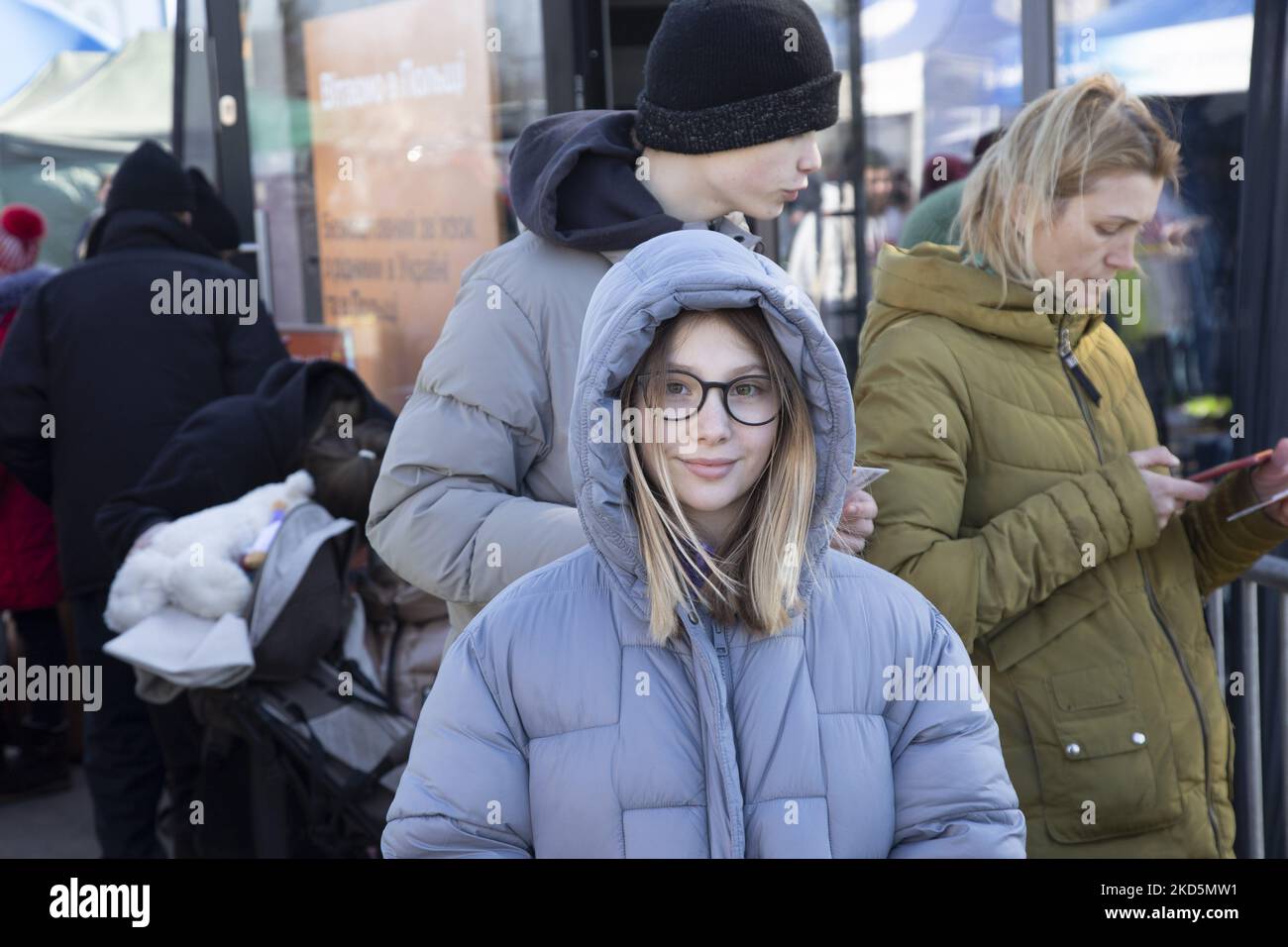 Ritratto di ragazza che entra solo in Polonia dall'Ucraina. I rifugiati civili arrivano continuamente dall'Ucraina al valico di frontiera di Medyka Shehyni in Polonia. Dopo aver superato il controllo di frontiera, gli ucraini passano attraverso le tende con le ONG, i volontari e altre organizzazioni di beneficenza che forniscono aiuti umanitari, cibo, vestiti, assistenza medica e poi si imbarcheranno sugli autobus appositamente assegnati per trasferirli ai centri di registrazione o trasferirli in altre città della Polonia come Przmesyl, Cracovia o più in Europa. Secondo le Nazioni Unite - UNHCR più di 3,3 milioni di rifugiati hanno lasciato il paese come annou delle Nazioni Unite Foto Stock