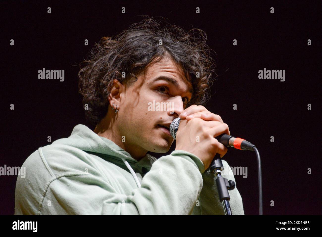 Leo Gassman, cantante durante la notizia 'insieme per la Pace', manifestazione anti-guerra in Piazza San Govanni il 20 marzo 2022 in Piazza San Govanni a Roma (Foto di Gloria Imbregno/LiveMedia/NurPhoto) Foto Stock