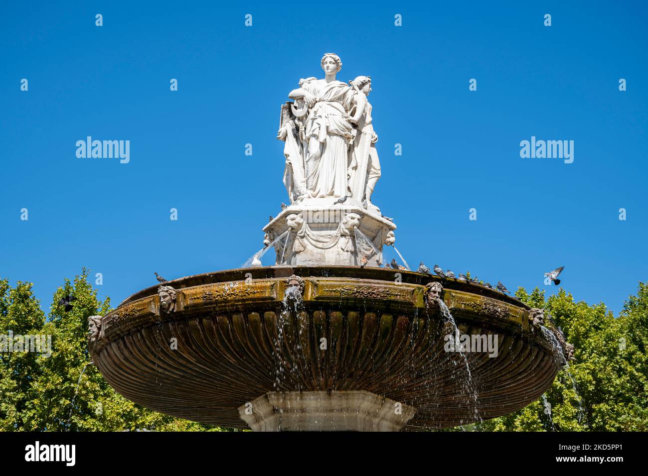 In cima alla Fontaine de la Rotonde, fontana storica e iconica a Aix-en-Provence, Bouches-du-Rhône, Francia. Foto Stock