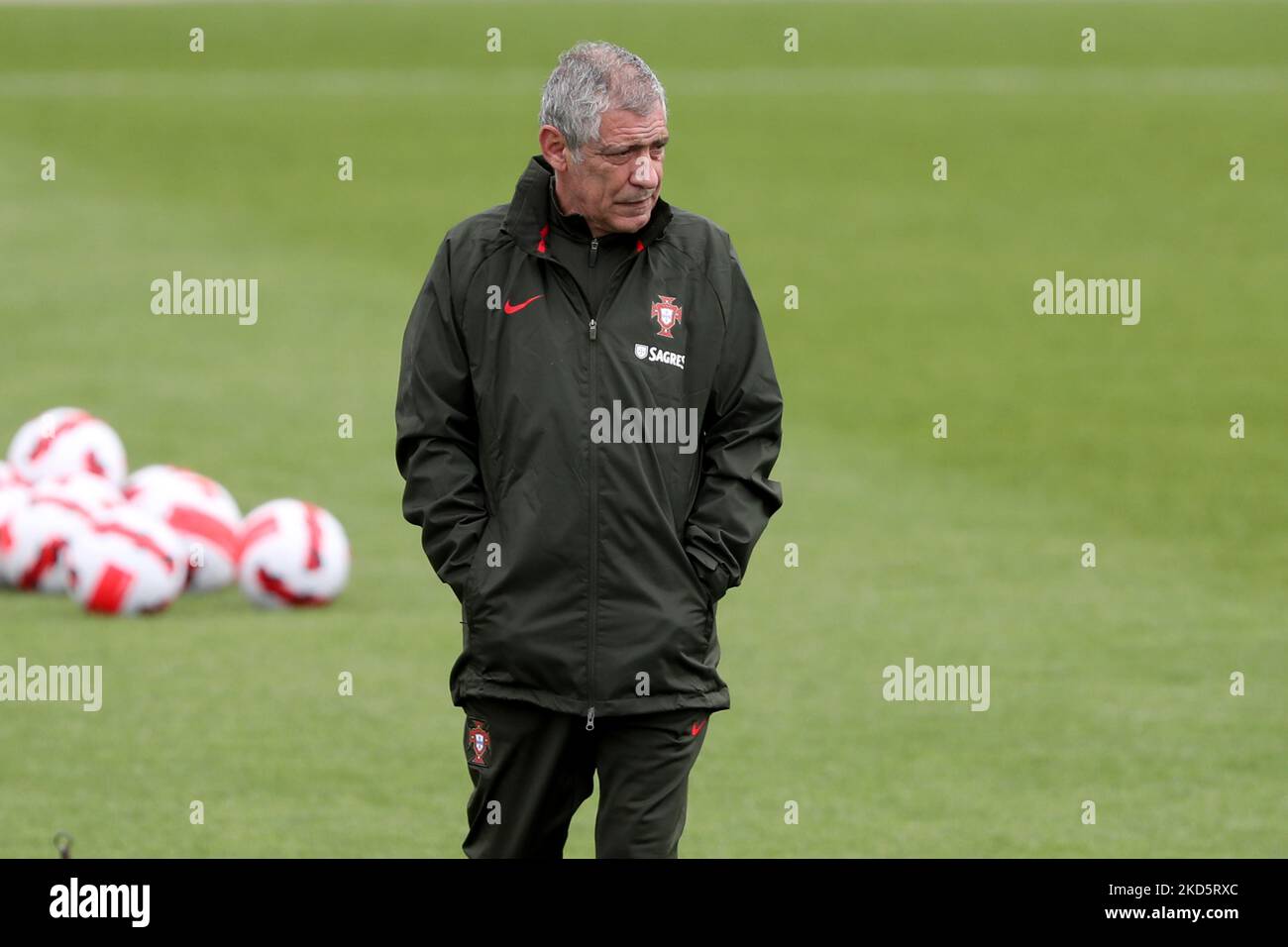 Il capo allenatore portoghese Fernando Santos partecipa a una sessione di allenamento al campo di allenamento Cidade do Futebol di Oeiras, Portogallo, il 22 marzo 2022, in vista della partita di calcio di qualificazione della Coppa del mondo 2022 contro la Turchia. (Foto di Pedro FiÃºza/NurPhoto) Foto Stock