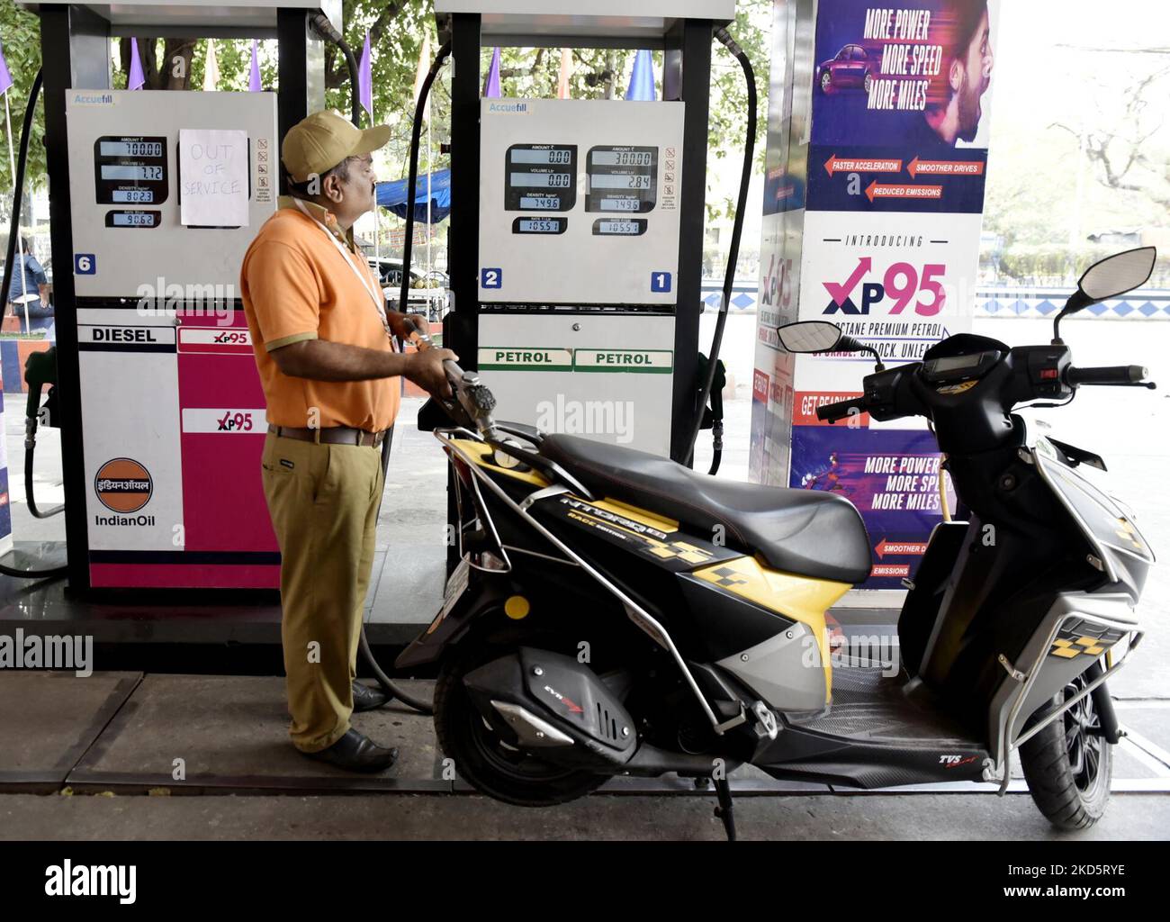 Indian Oil Petroleum Pump a Kolkata, India, 22 marzo 2022. Secondo un rapporto dei media indiani, i rivenditori di carburante statali indiani aumenteranno i prezzi della benzina e delle pompe diesel di 0,8 rupie (0,0105 dollari) al litro a partire da martedì, il primo aumento da novembre. (Foto di Indranil Aditya/NurPhoto) Foto Stock