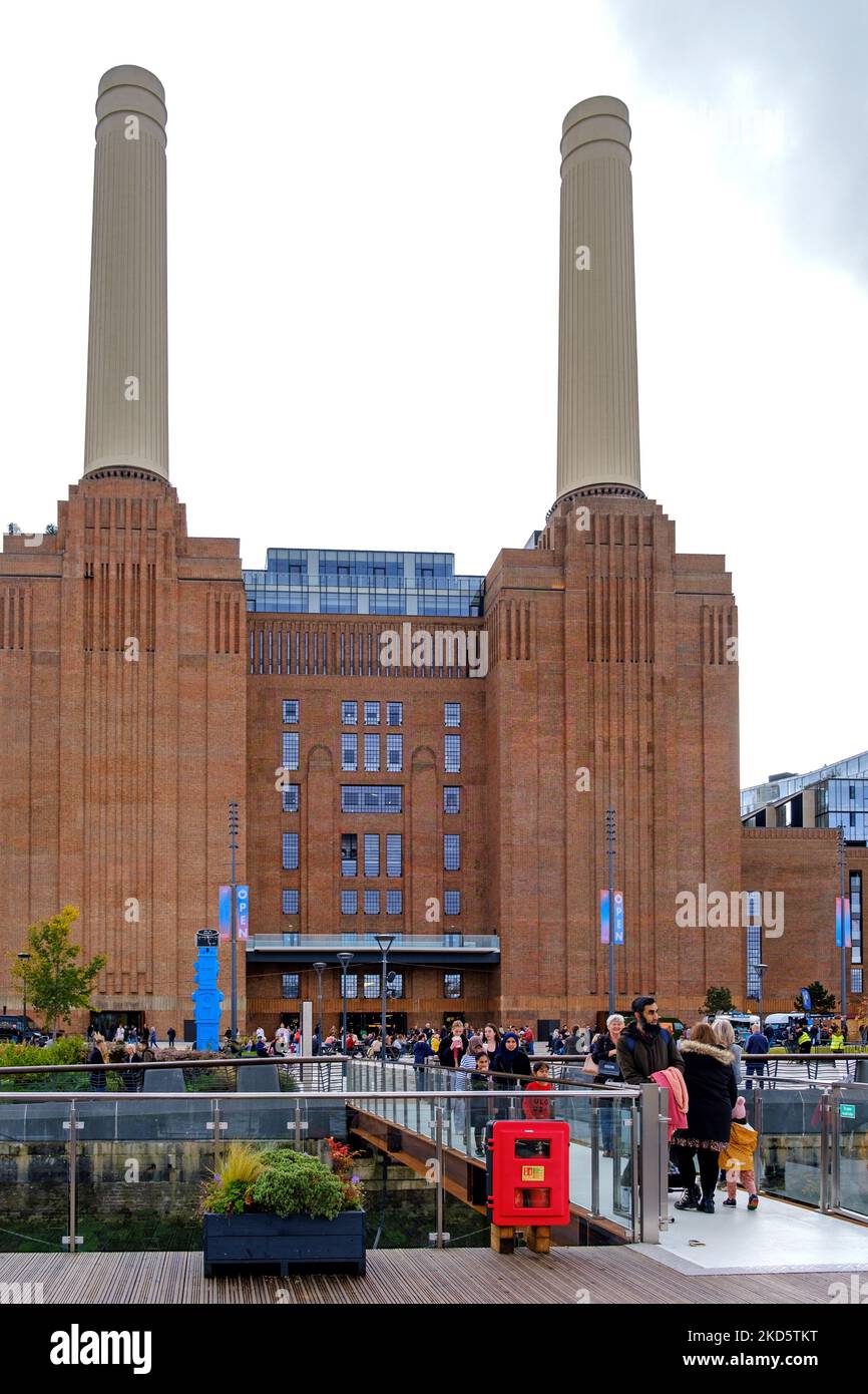 La centrale elettrica a carbone di Battersea, una centrale elettrica a carbone smantellata di grado II*, riapre come centro commerciale e centro ricreativo della comunità. Foto Stock