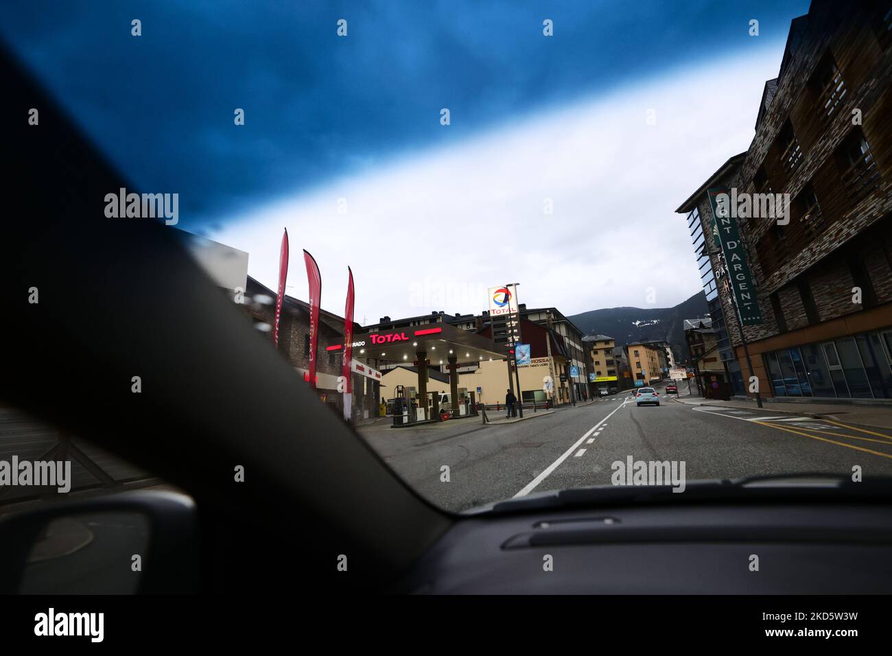 Stazione di servizio totale, dalla Francia, dopo che alcune multinazionali hanno lasciato la Russia a causa della guerra con l'Ucraina e i prezzi dei prodotti stanno aumentando nelle stazioni di servizio e nei negozi al dettaglio Barcellona, il 22 marzo 2022 a Barcellona, Spagna. (Foto di Joan Cros/NurPhoto) Foto Stock
