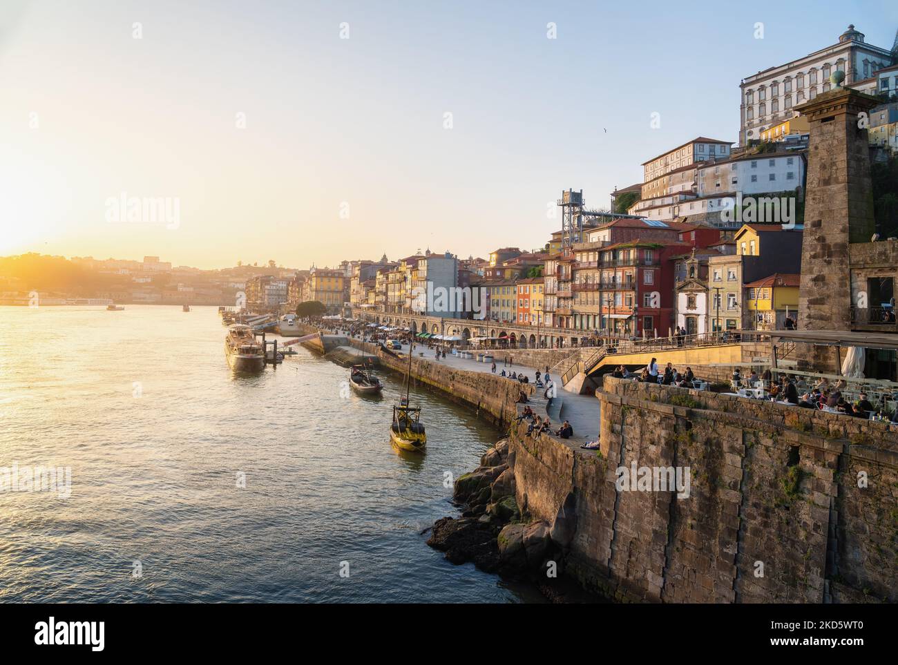 Cais da Ribeira Waterfront e Douro al tramonto - Porto, Portogallo Foto Stock