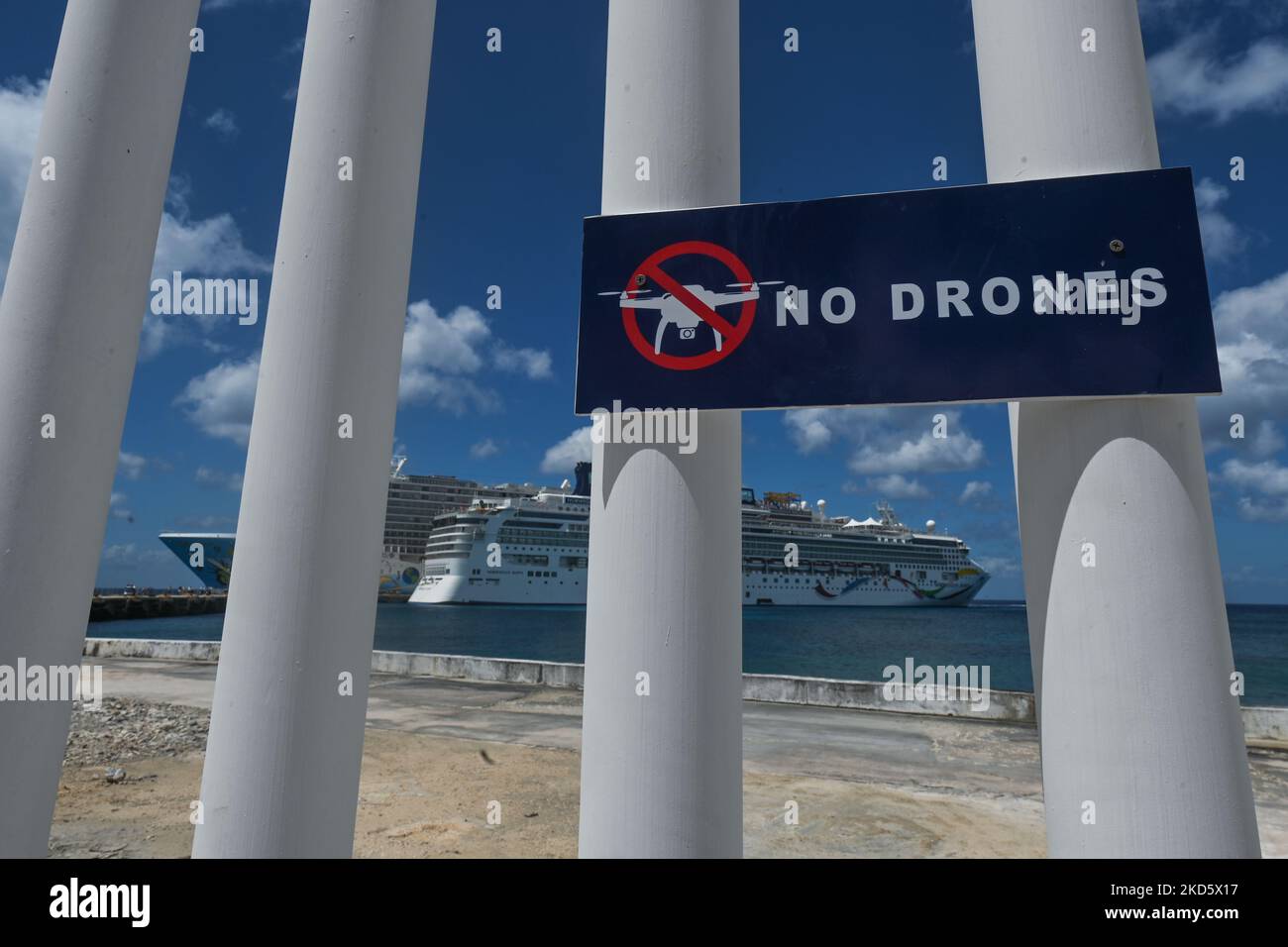 Cartello 'No Drones' attaccato alla recinzione per il terminal delle navi da crociera a San Miguel de Cozumel. Martedì 22 marzo 2022, a San Miguel de Cozumel, Isola di Cozumel, Quintana Roo, Messico. (Foto di Artur Widak/NurPhoto) Foto Stock