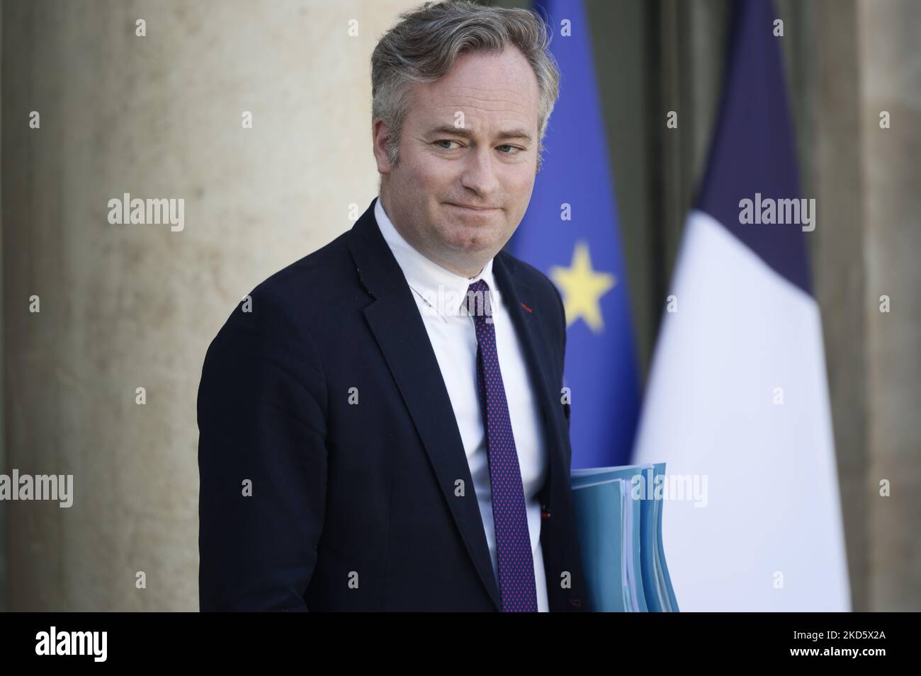 Jean-Baptiste Lemoyne, segretario di Stato francese incaricato del turismo, parte dopo la riunione settimanale del gabinetto presso il palazzo dell'Elysee - 23 marzo 2022 (Foto di Daniel Pier/NurPhoto) Foto Stock