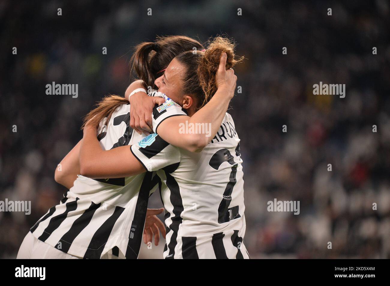Agnese Bonfantini e Arianna Caruso della Juventus festeggiano un gol durante la finale di UEFA Women's Champions League Quarter, la prima tappa tra Juventus e Olympique Lyon, presso lo Stadio Juventus, il 23 marzo 2022 a Torino. (Foto di Alberto Gandolfo/NurPhoto) Foto Stock