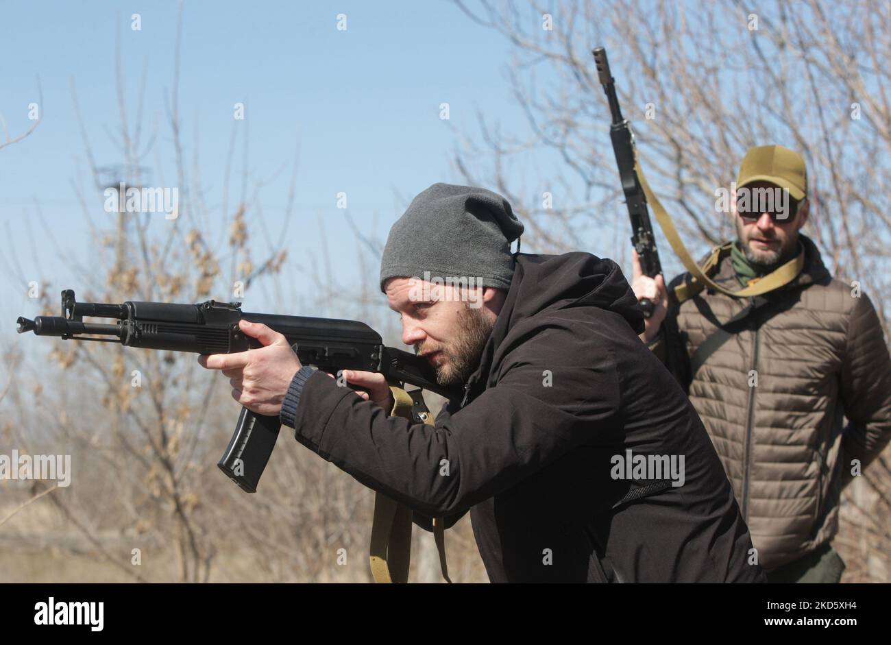 I residenti locali frequentano una formazione gratuita per i civili nella gestione delle armi, in occasione dell'invasione russa in Ucraina, nella città di Odesa, Ucraina, il 23 marzo 2022. (Foto di Str/NurPhoto) Foto Stock