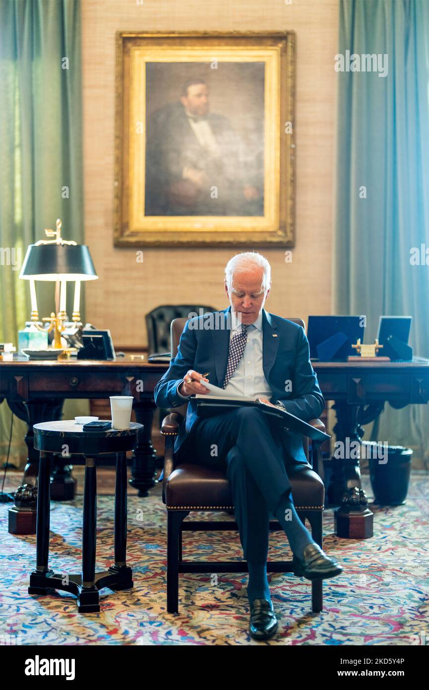 Washington, Stati Uniti. 04 Novembre 2022. Il presidente degli Stati Uniti Joe Biden, esamina gli ultimi numeri di lavoro alla Camera del Trattato della Casa Bianca, 4 novembre 2022, a Washington, D.C. Credit: Adam Schultz/White House Photo/Alamy Live News Foto Stock