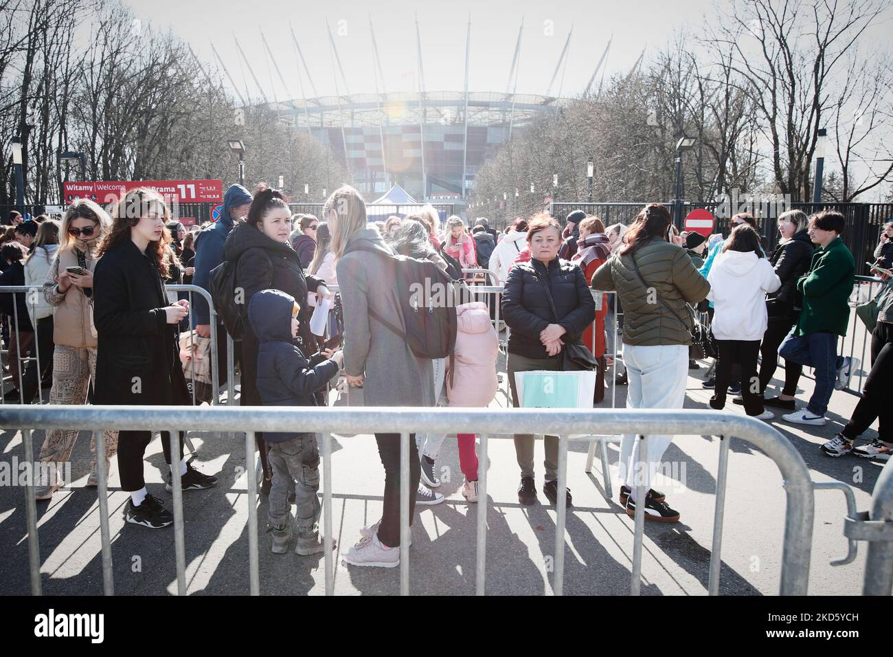 Le persone sono viste in attesa in coda allo Stadio Nazionale per registrarsi per un numero di identificazione personale a Varsavia, Polonia, il 24 marzo 2022. Secondo il Ministero degli interni, circa 1000 ucraini ricevono quotidianamente in Polonia numeri di previdenza sociale. Ciò consentirà agli ucraini che sono fuggiti dal loro paese dilaniato dalla guerra di ricevere un'assicurazione sanitaria e richiedere un lavoro. Dall'invasione della Russia dell'Ucraina il 24 febbraio, 2022 oltre due milioni di ucraini hanno cercato rifugio in Polonia. (Foto di Str/NurPhoto) Foto Stock