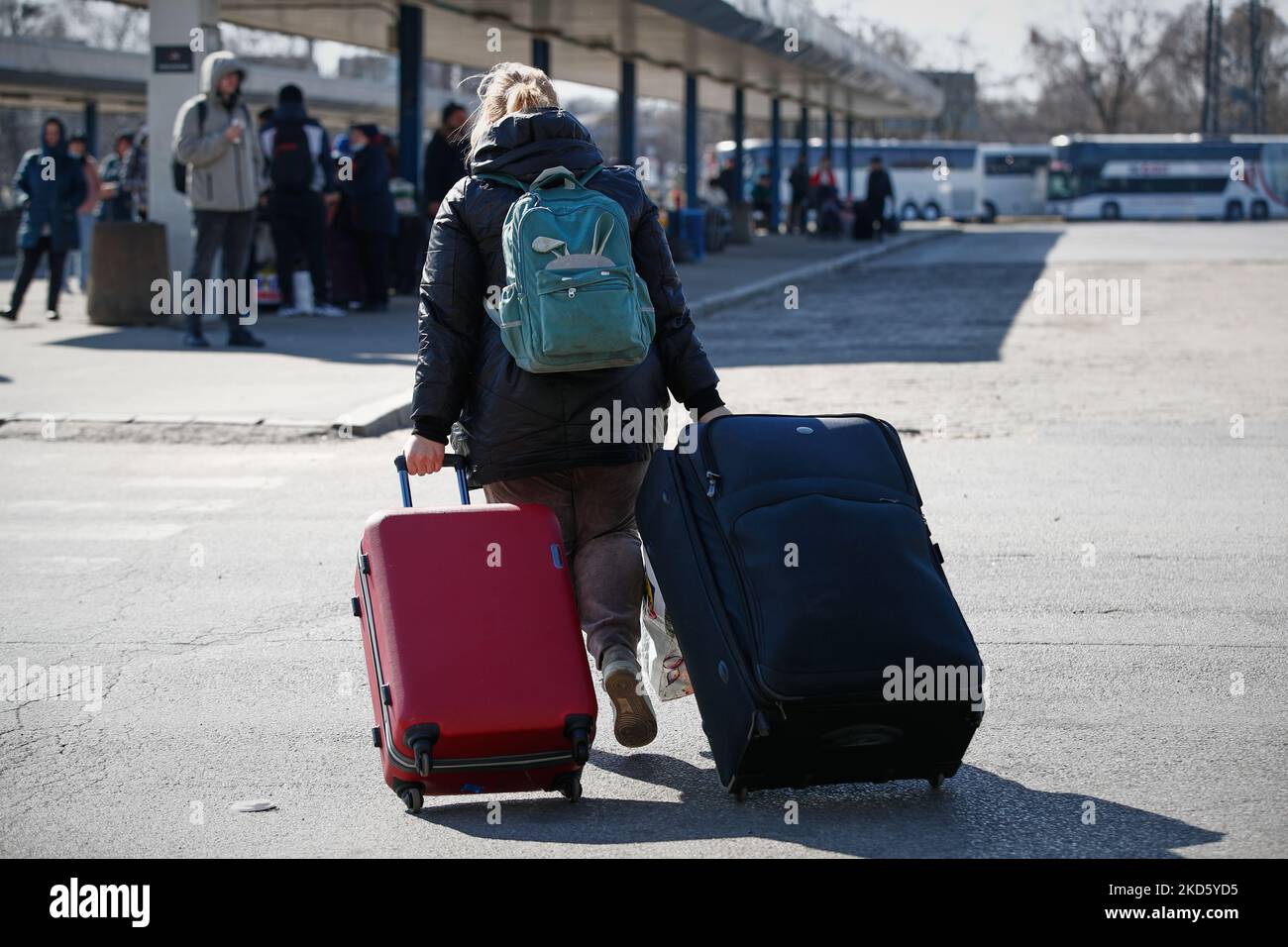 La gente è vista alla stazione ferroviaria di Varsavia Est, un hub popolare per gli ucraini a Varsavia, Polonia, il 24 marzo 2022. Città polacche come Cracovia e Varsavia stanno cercando aiuto da parte dell'UE e delle Nazioni Unite per affrontare il grande afflusso di rifugiati dall'Ucraina. La popolazione di Varsavia è aumentata di quasi un quinto dall'inizio della guerra in Ucraina. (Foto di Str/NurPhoto) Foto Stock